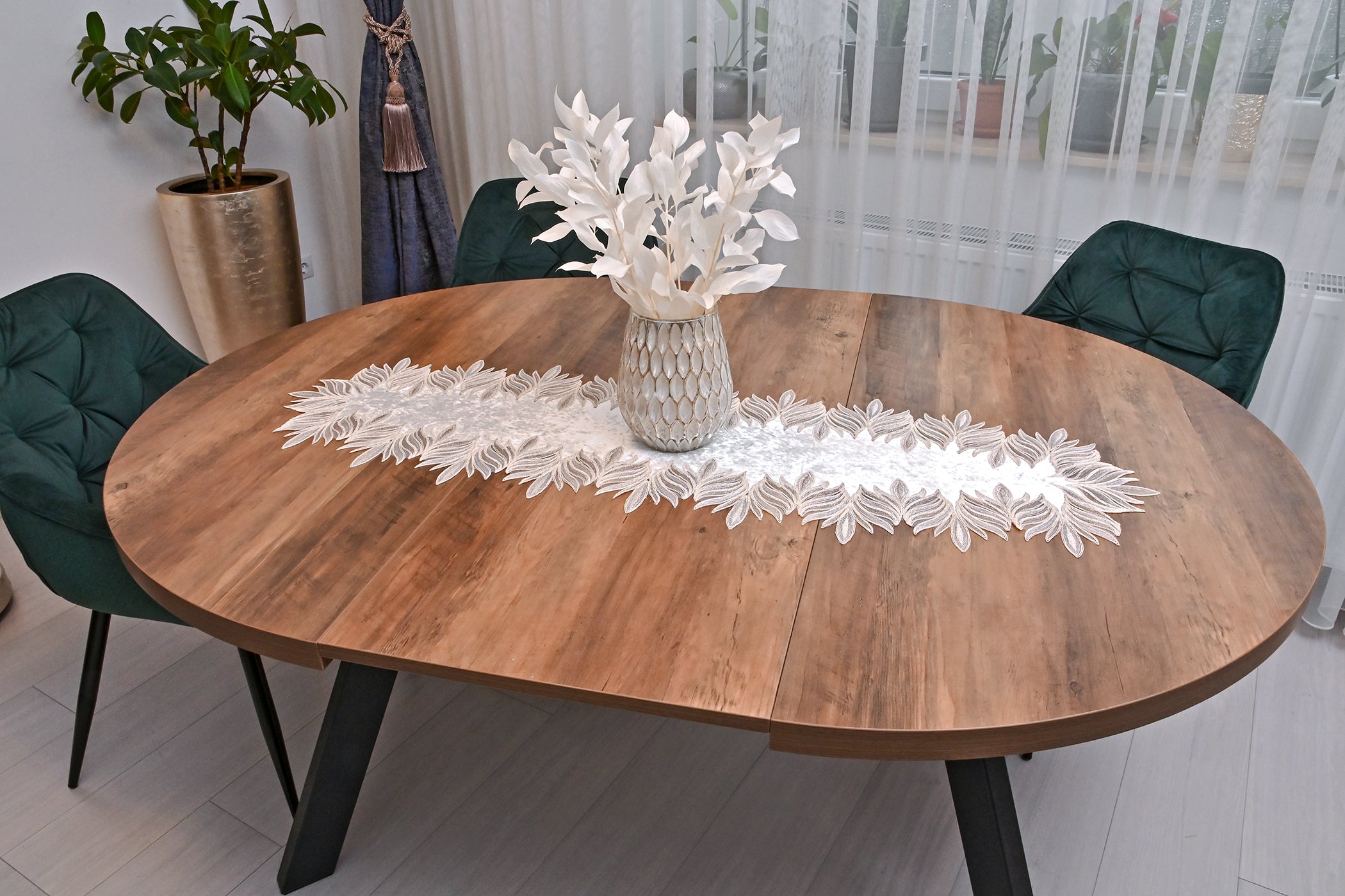 Lotus bársony asztali futó fehér színű, arany csipkével 40 x 120 cm