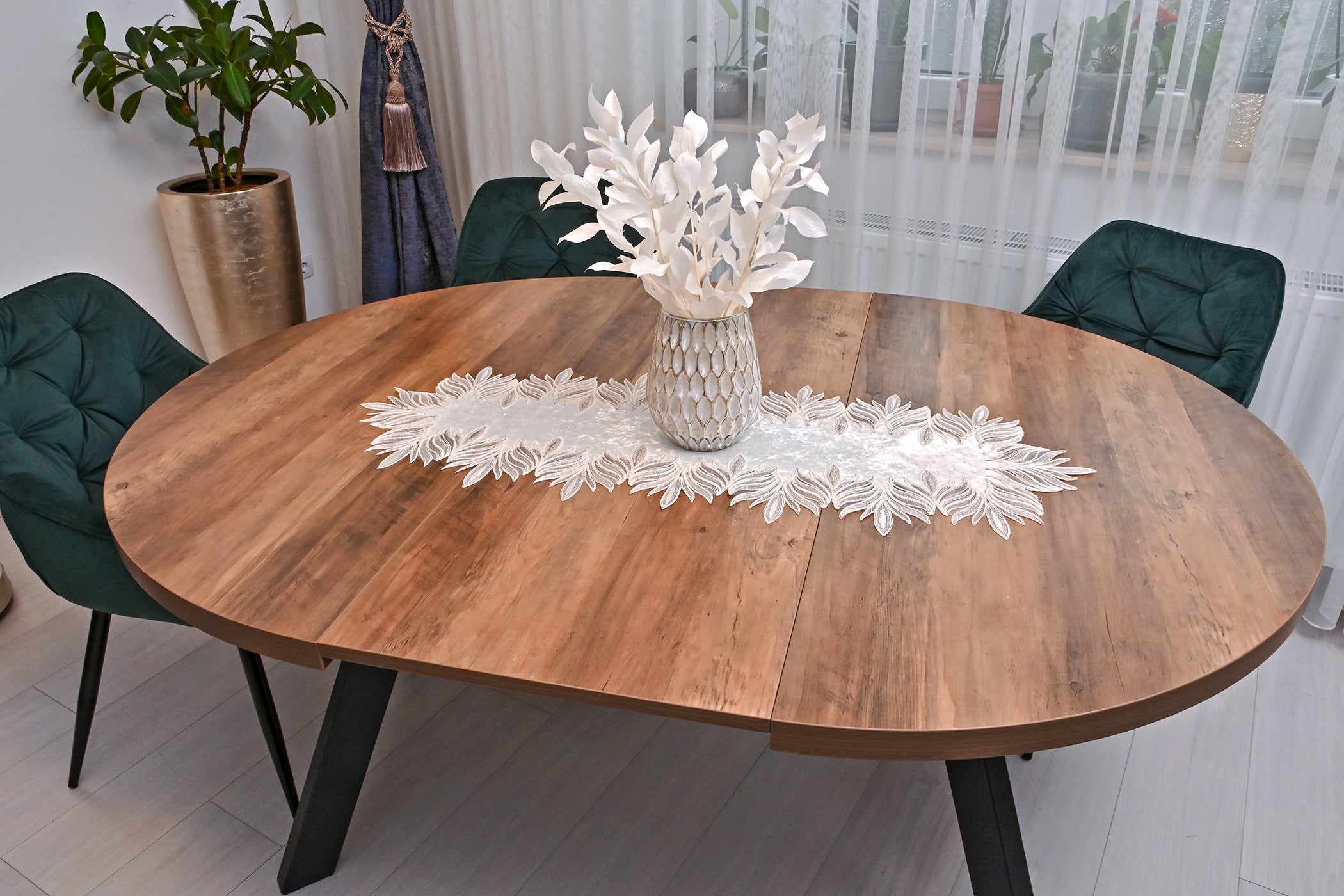 Lotus bársony asztali futó fehér színű, arany csipkével 40 x 100 cm