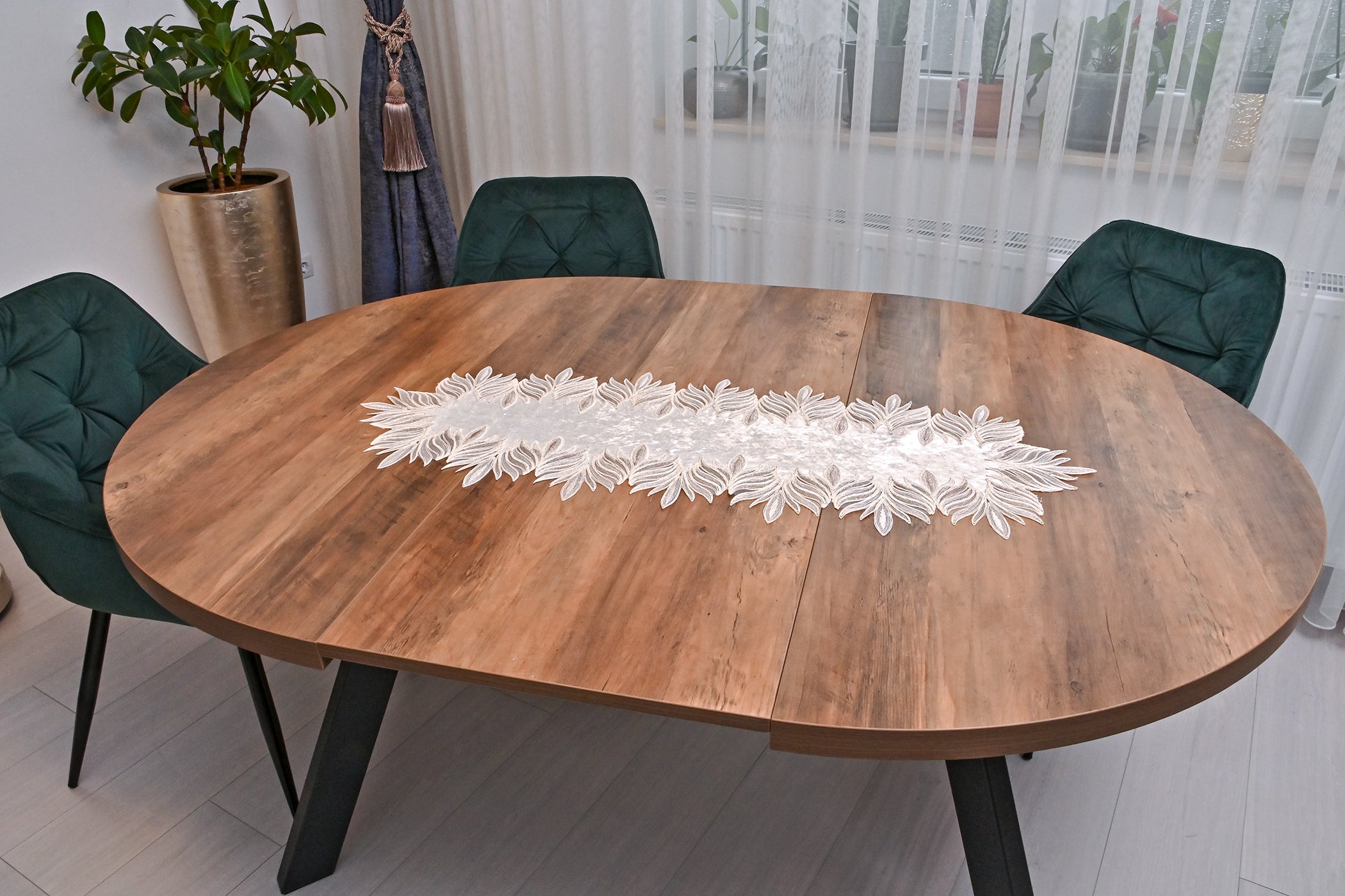 Lotus bársony asztali futó fehér színű, arany csipkével 40 x 100 cm