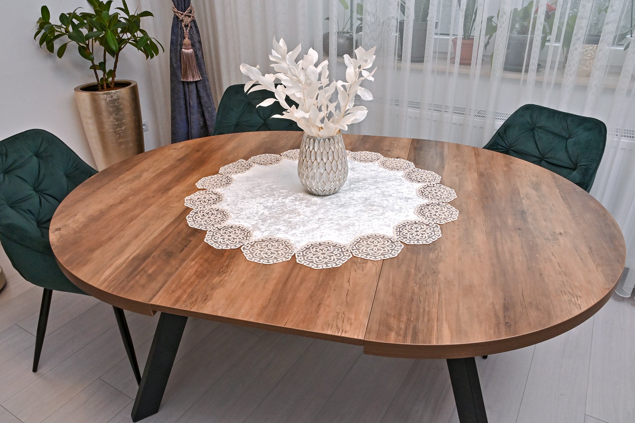 Parla bársony kerek asztali futó fehér színű, arany csipkével 80 cm