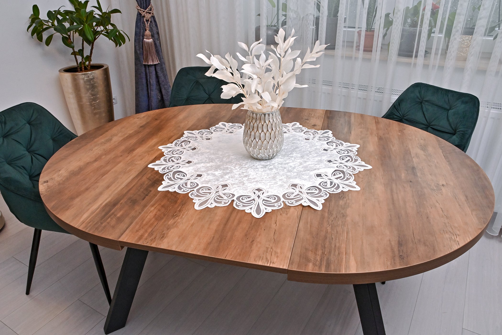 Viento bársony kerek asztali futó fehér színű, fehér csipkével 80 cm