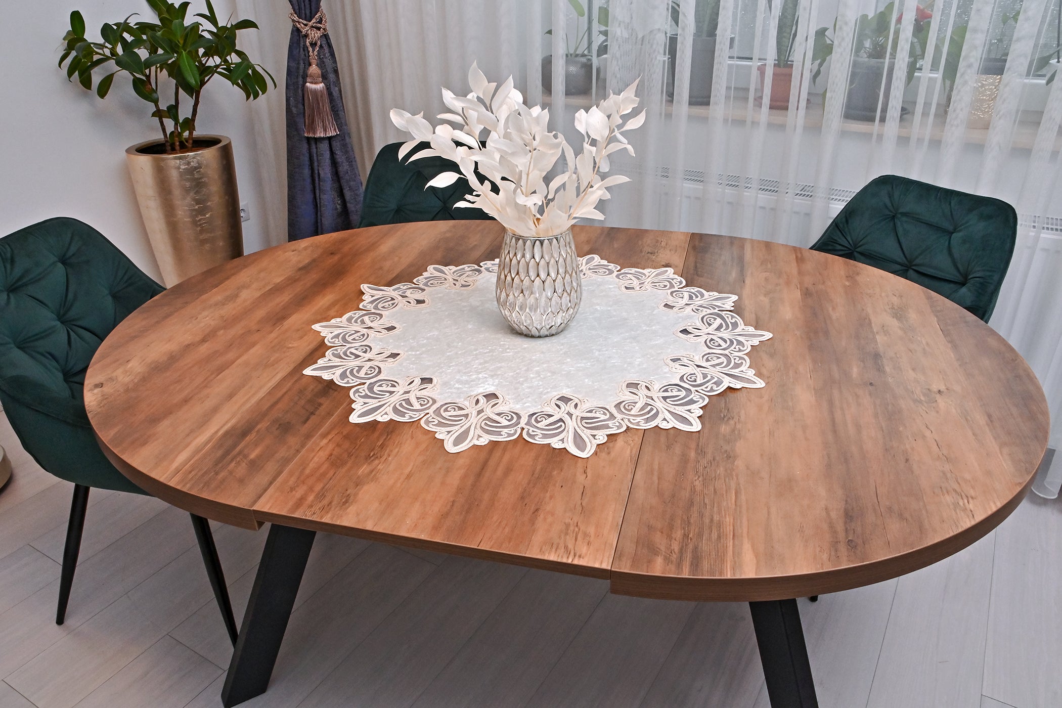 Viento bársony kerek asztali futó fehér színű, arany csipkével 80 cm