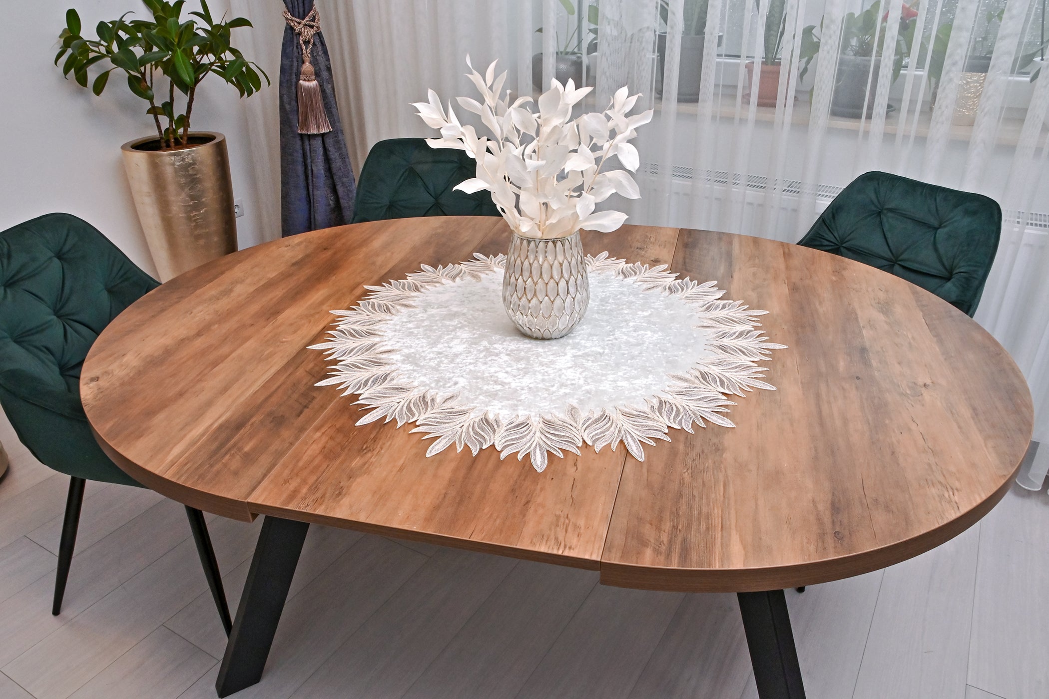 Lotus bársony kerek asztali futó fehér színű, arany csipkével 80 cm