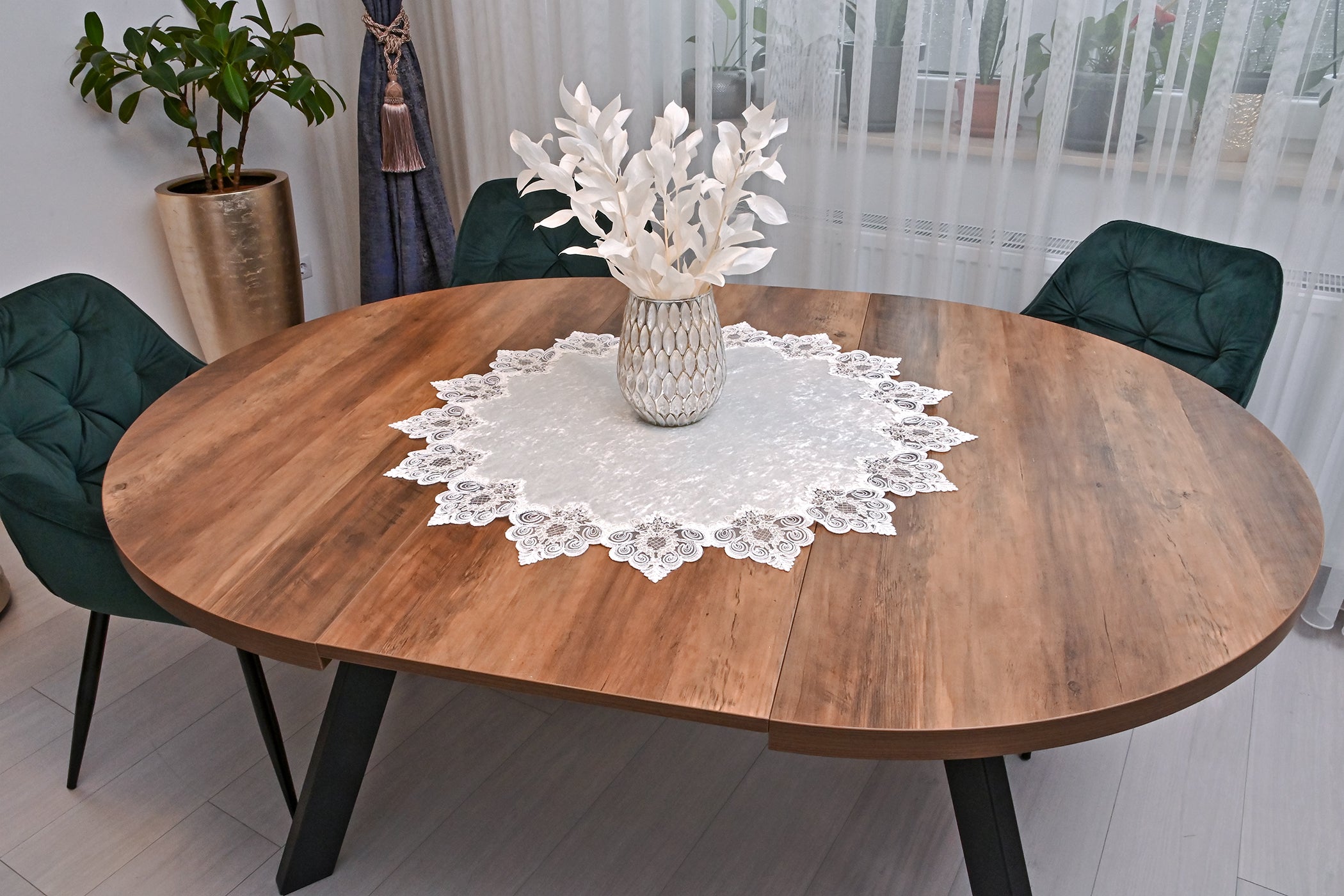 Valentino bársony kerek asztali futó fehér színű, arany csipkével 80 cm