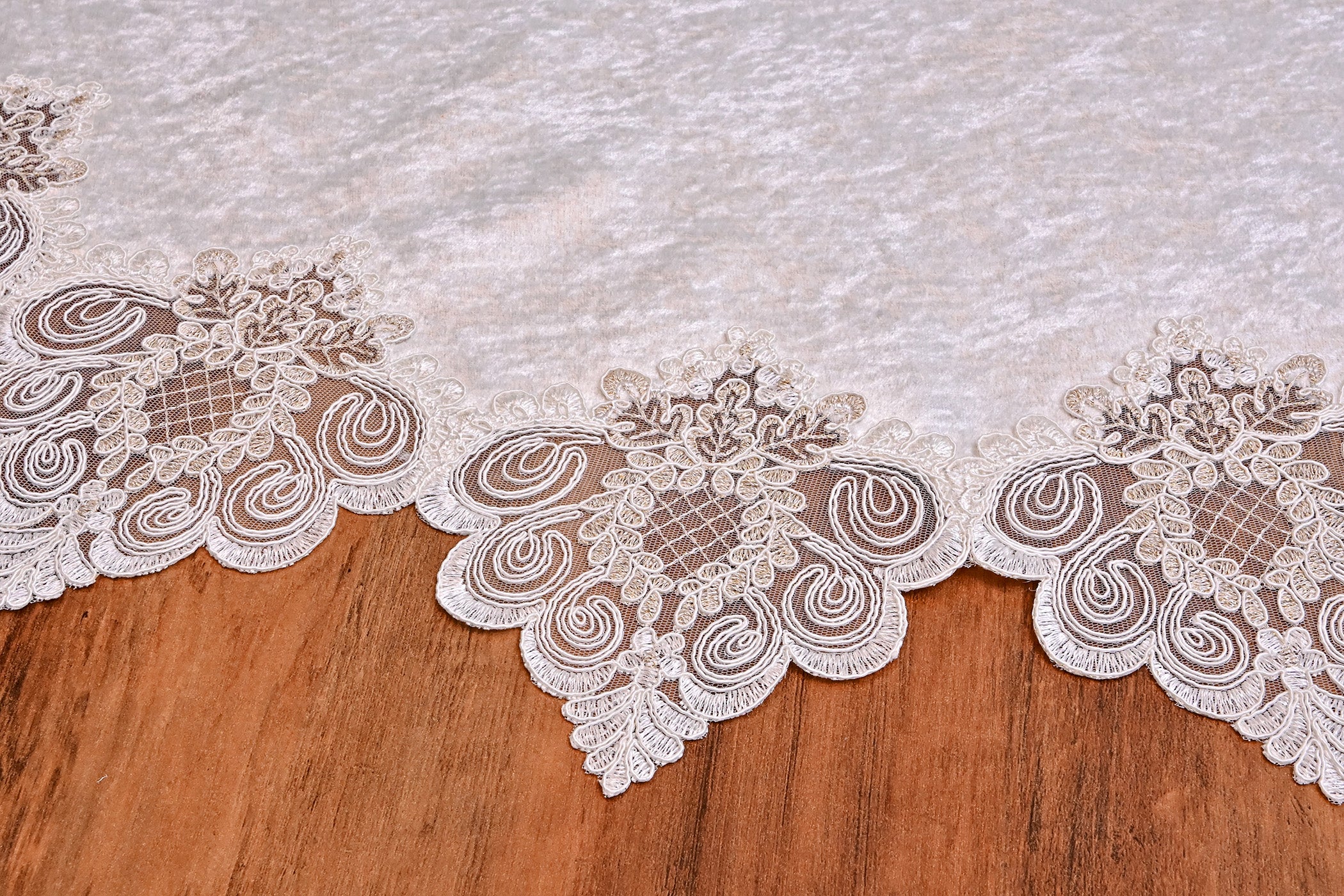 Valentino bársony kerek asztali futó fehér színű, arany csipkével 80 cm