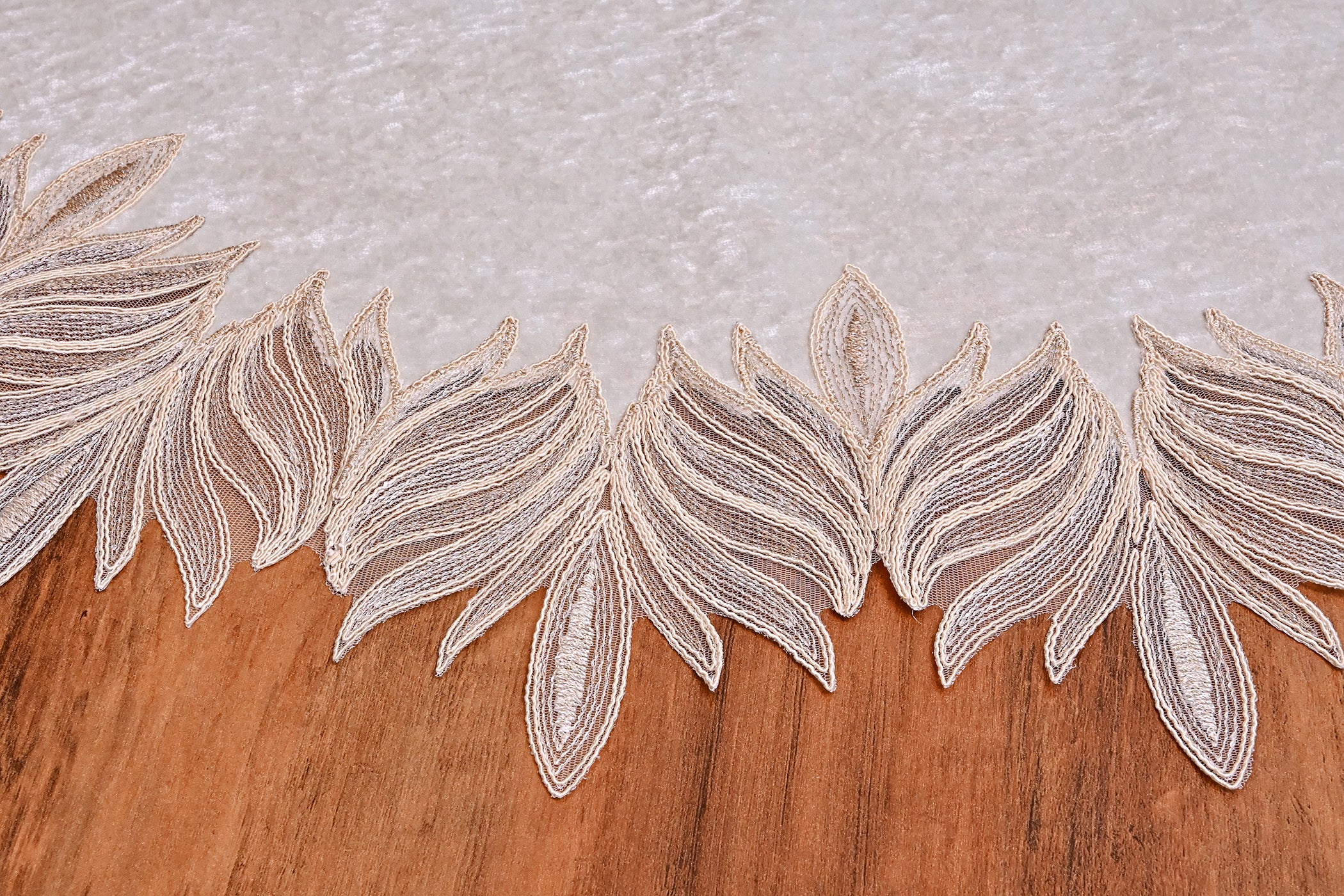 Lotus bársony kerek asztali futó fehér színű, arany csipkével 80 cm