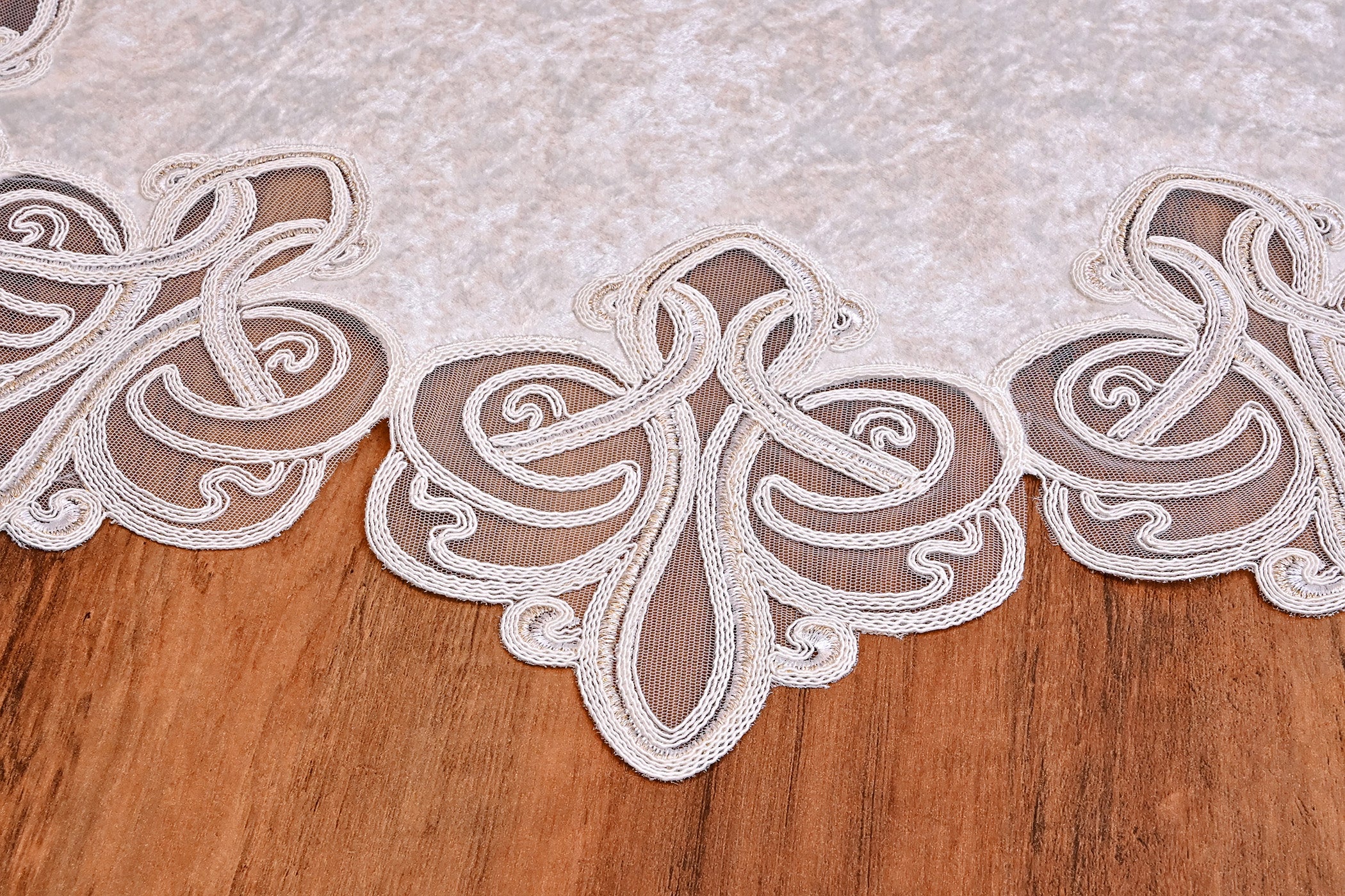 Viento bársony kerek asztali futó fehér színű, fehér csipkével 80 cm