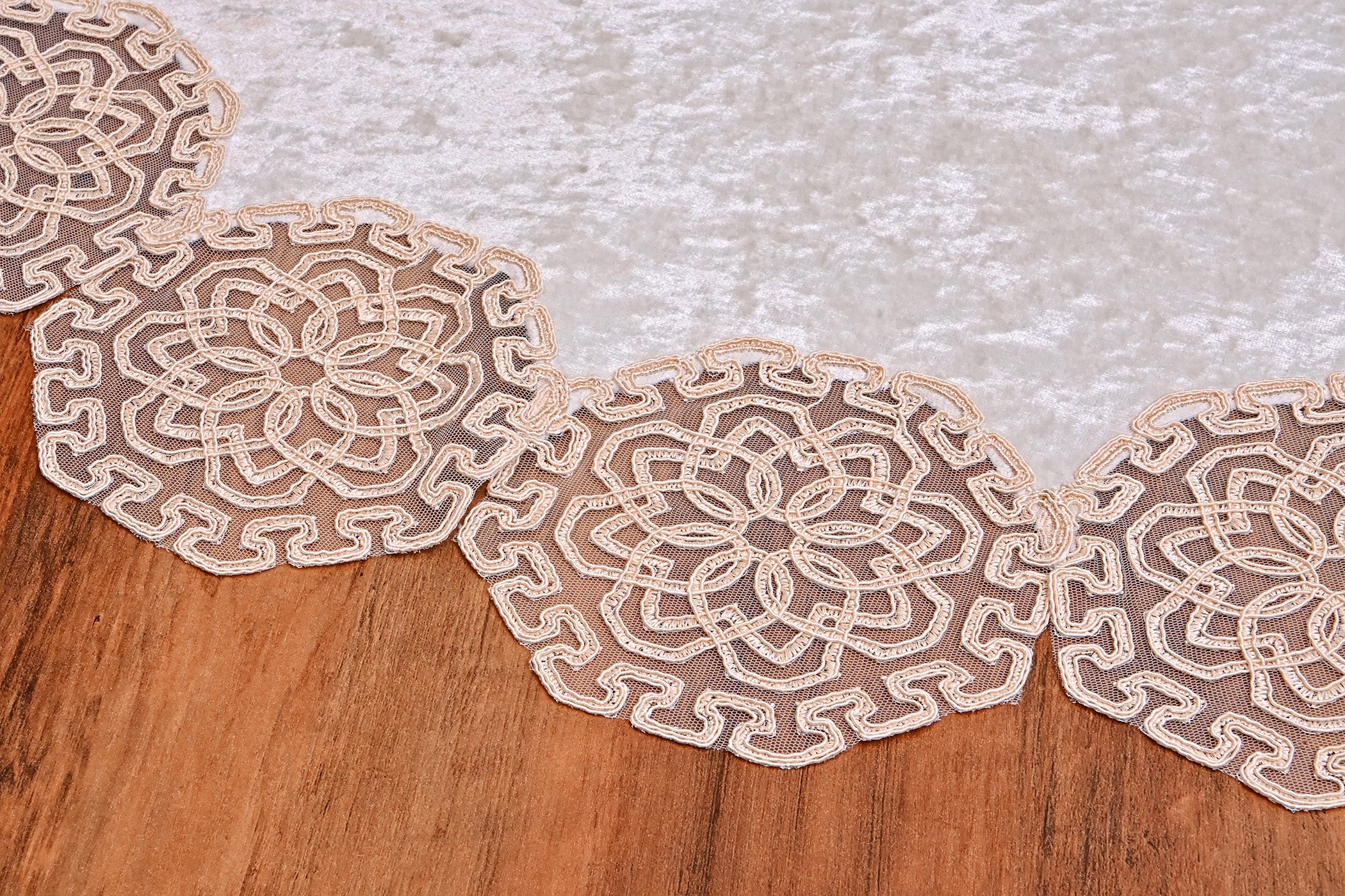 Parla bársony kerek asztali futó fehér színű, arany csipkével 80 cm