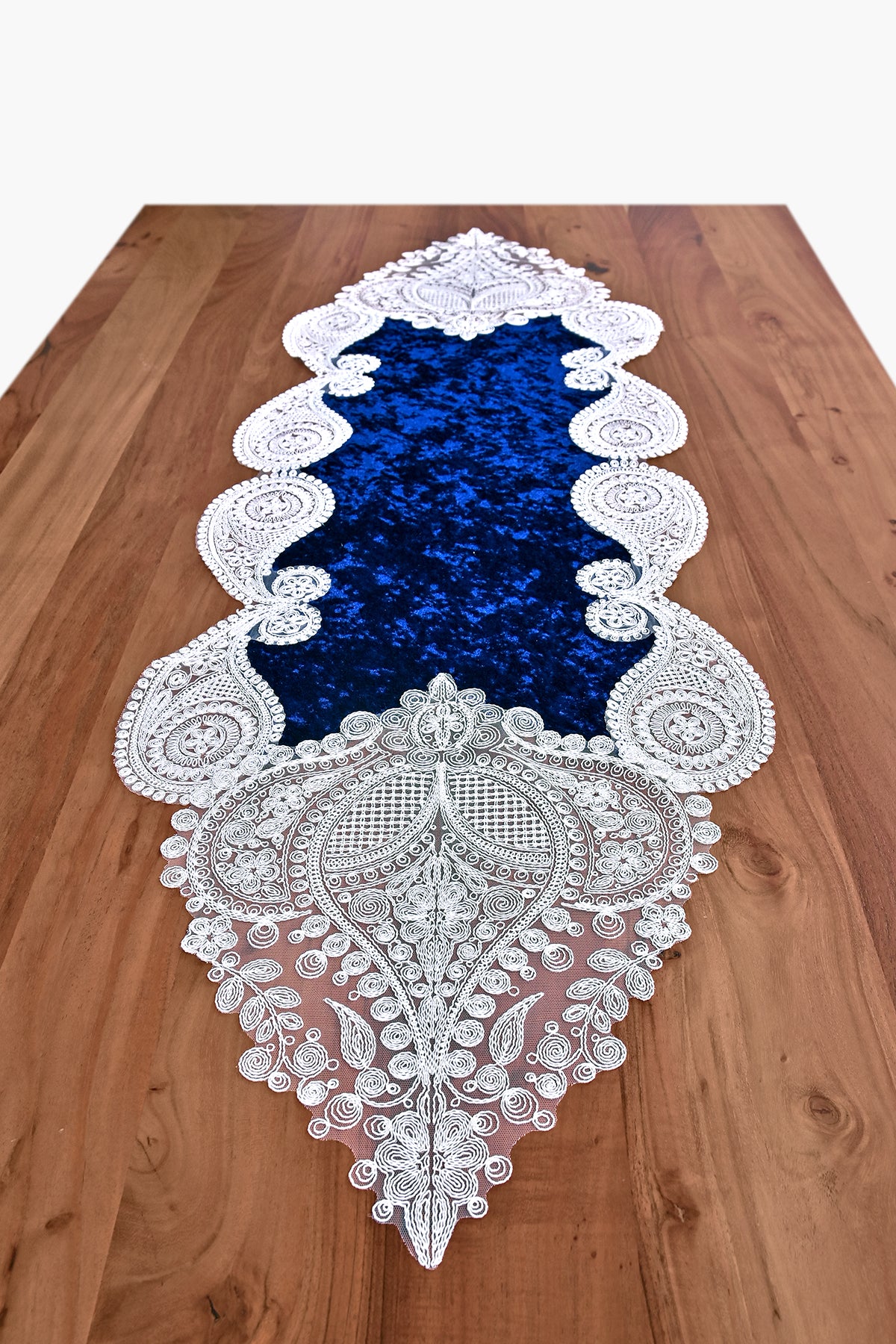 Salkim bársony asztali futó kék színű, fehér csipkével 40x125 cm