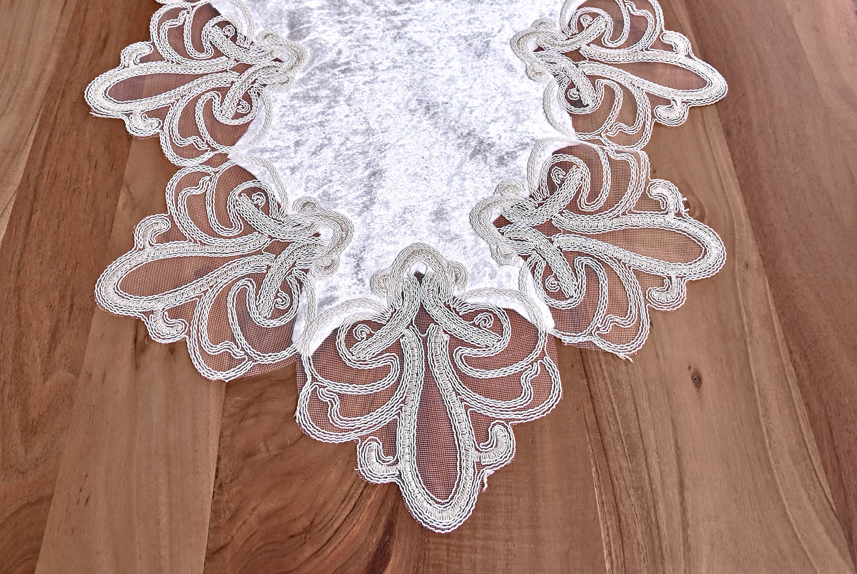 Viento bársony asztali futó fehér színű, arany csipkével 65x160 cm