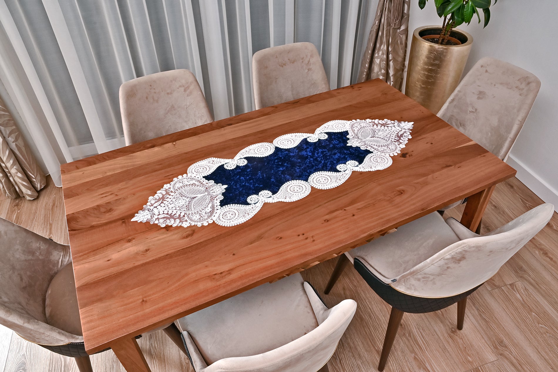 Salkim bársony asztali futó kék színű, fehér csipkével 40x125 cm