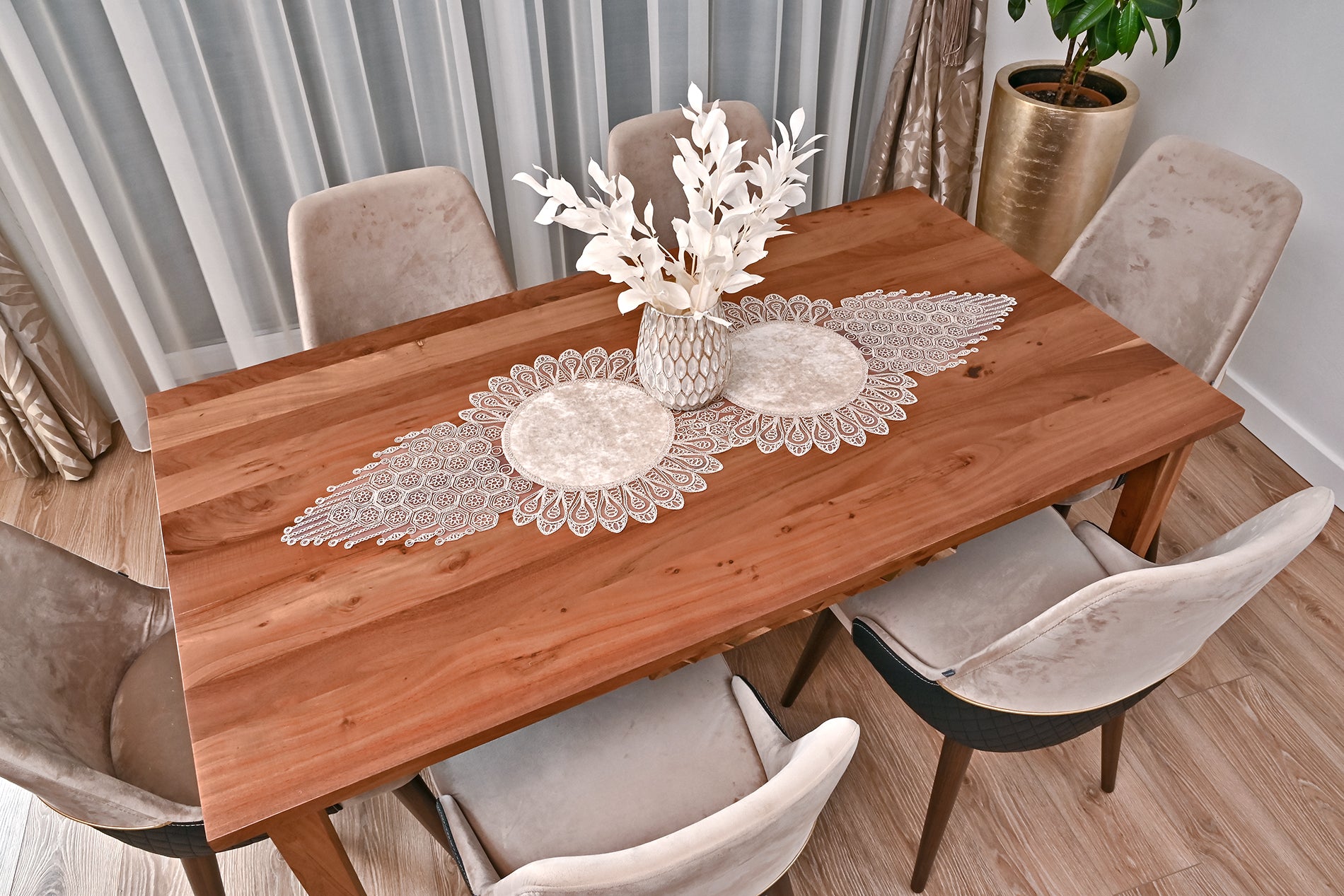 Damla bársony asztali futó, bézs színű, arany csipkével 45 x 130 cm