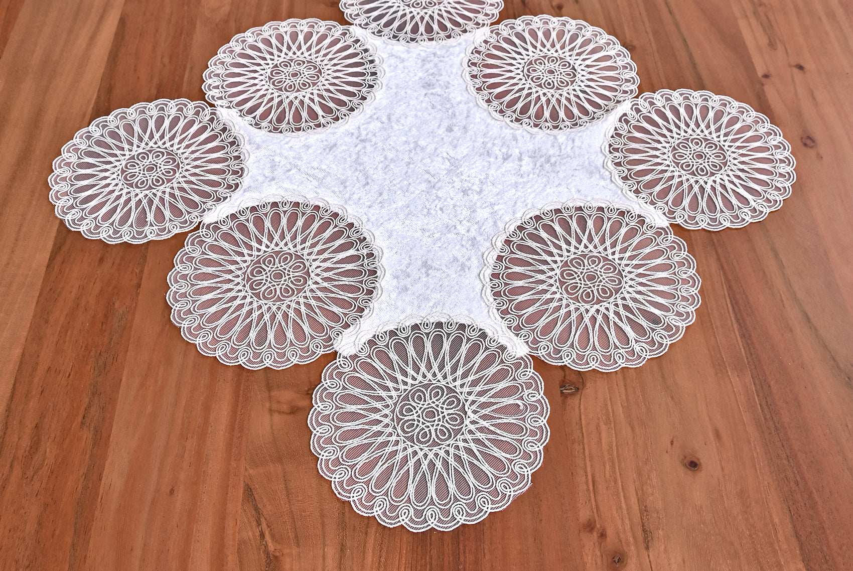 El Vino bársony asztali futó fehér színű, fehér csipkével 50x50 cm