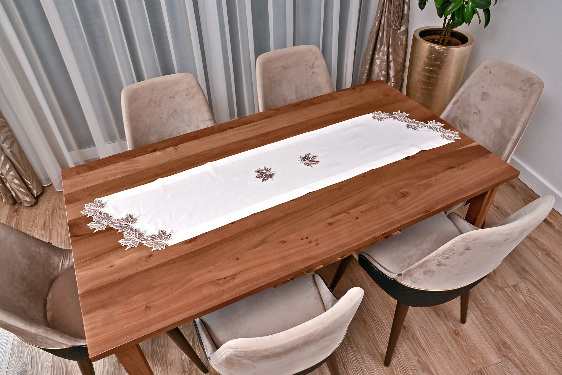 Cinar Eko asztali futó, tört fehér vászon, arany csipkével 40x155 cm