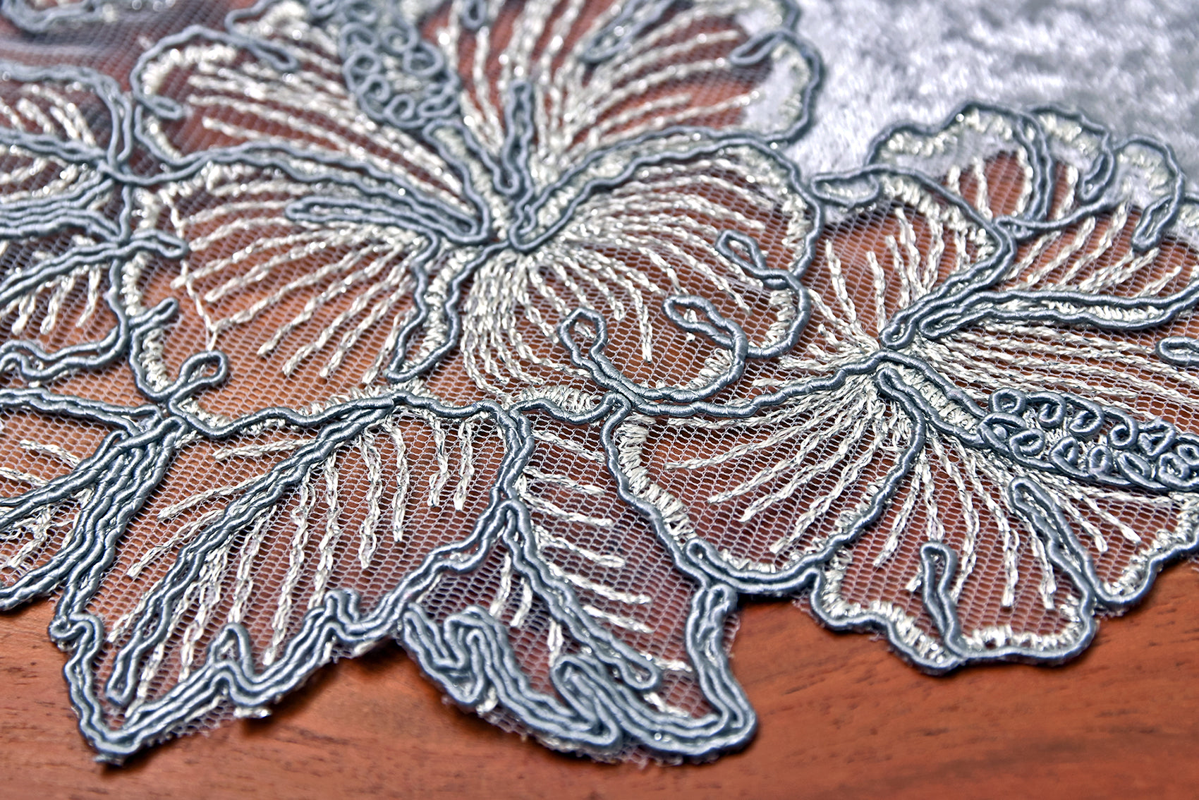 Zoya bársony asztali futó, szürke, ezüst csipkével 60*160 cm