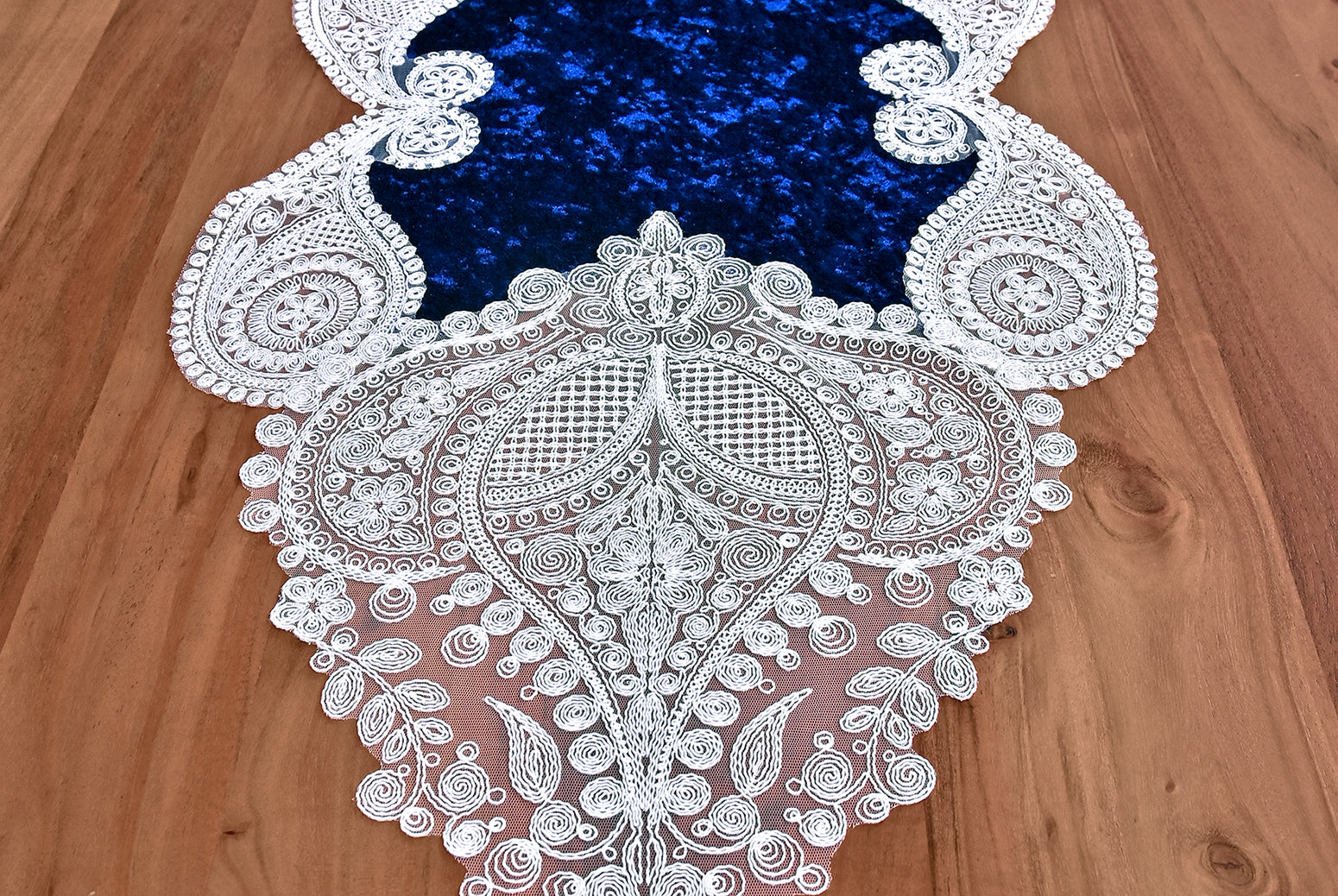 Salkim bársony asztali futó kék színű, fehér csipkével 35x85 cm