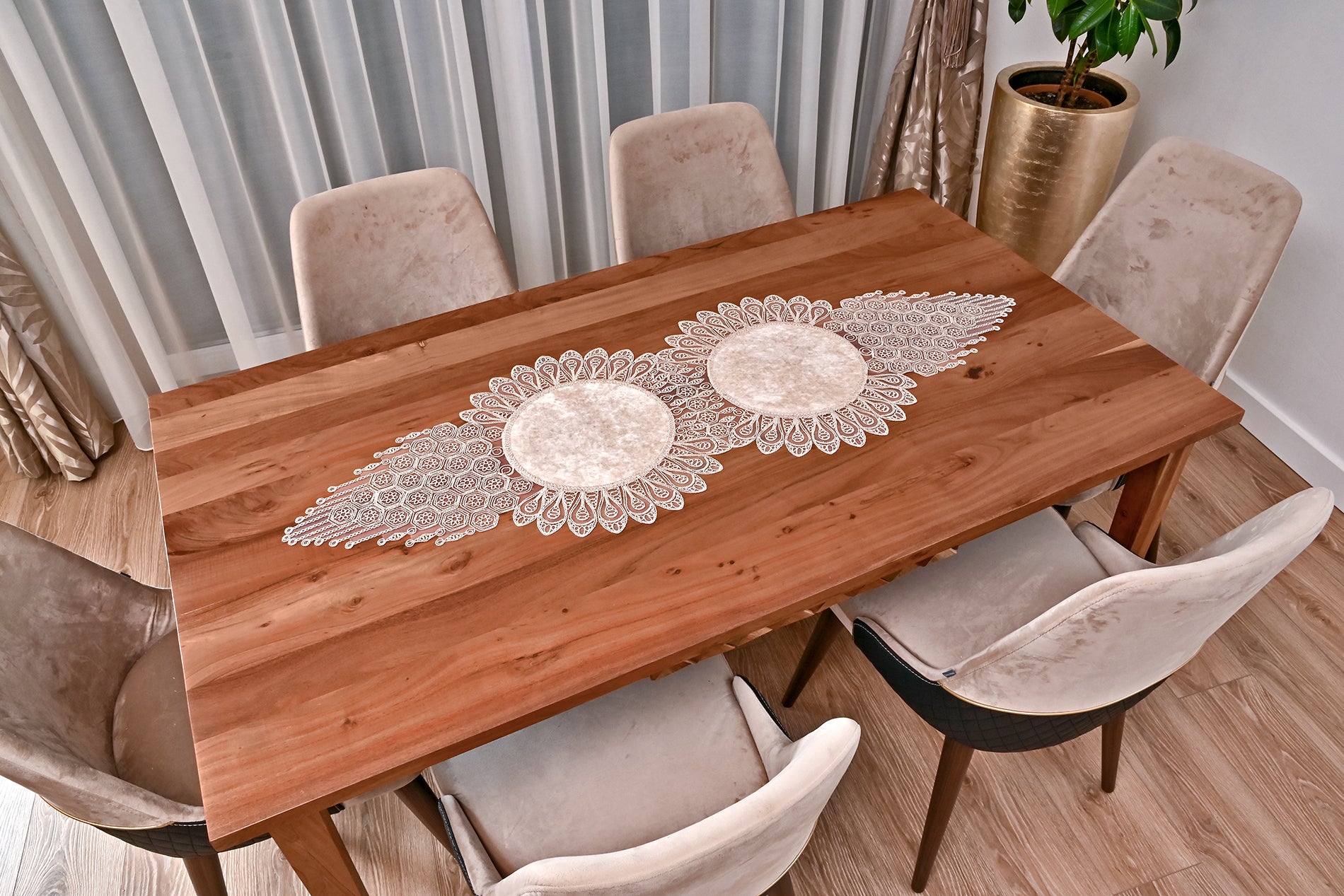 Damla bársony asztali futó, bézs színű, arany csipkével 45 x 130 cm