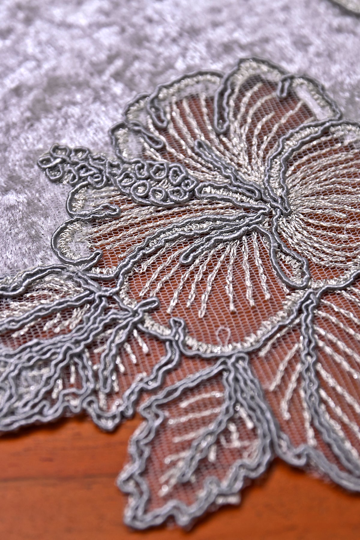 Zoya bársony asztali futó, szürke, ezüst csipkével 60*160 cm