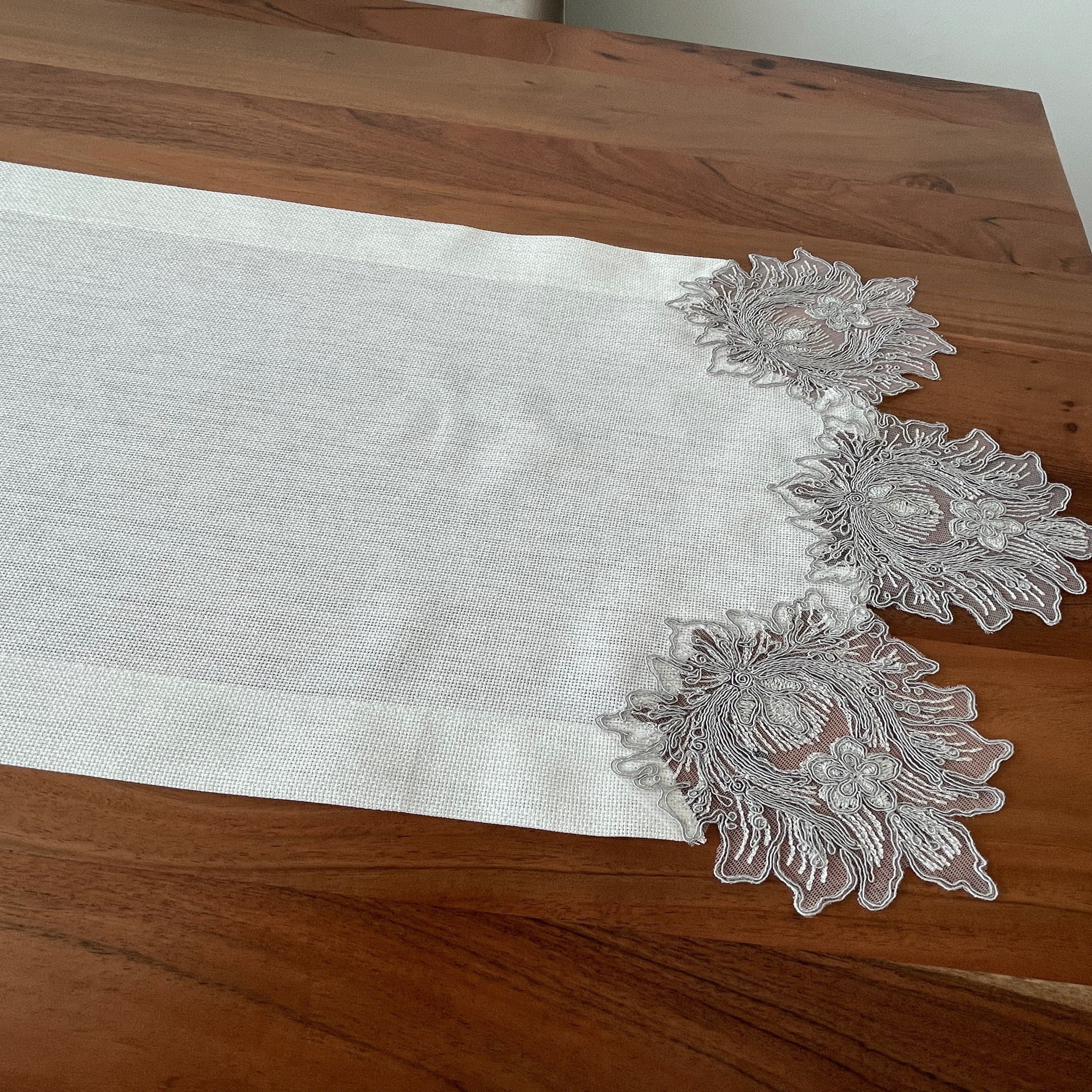 Taj Mahal Eko asztali futó tört fehér szemcsés vászon, ezüst csipkével 40 x 155 cm