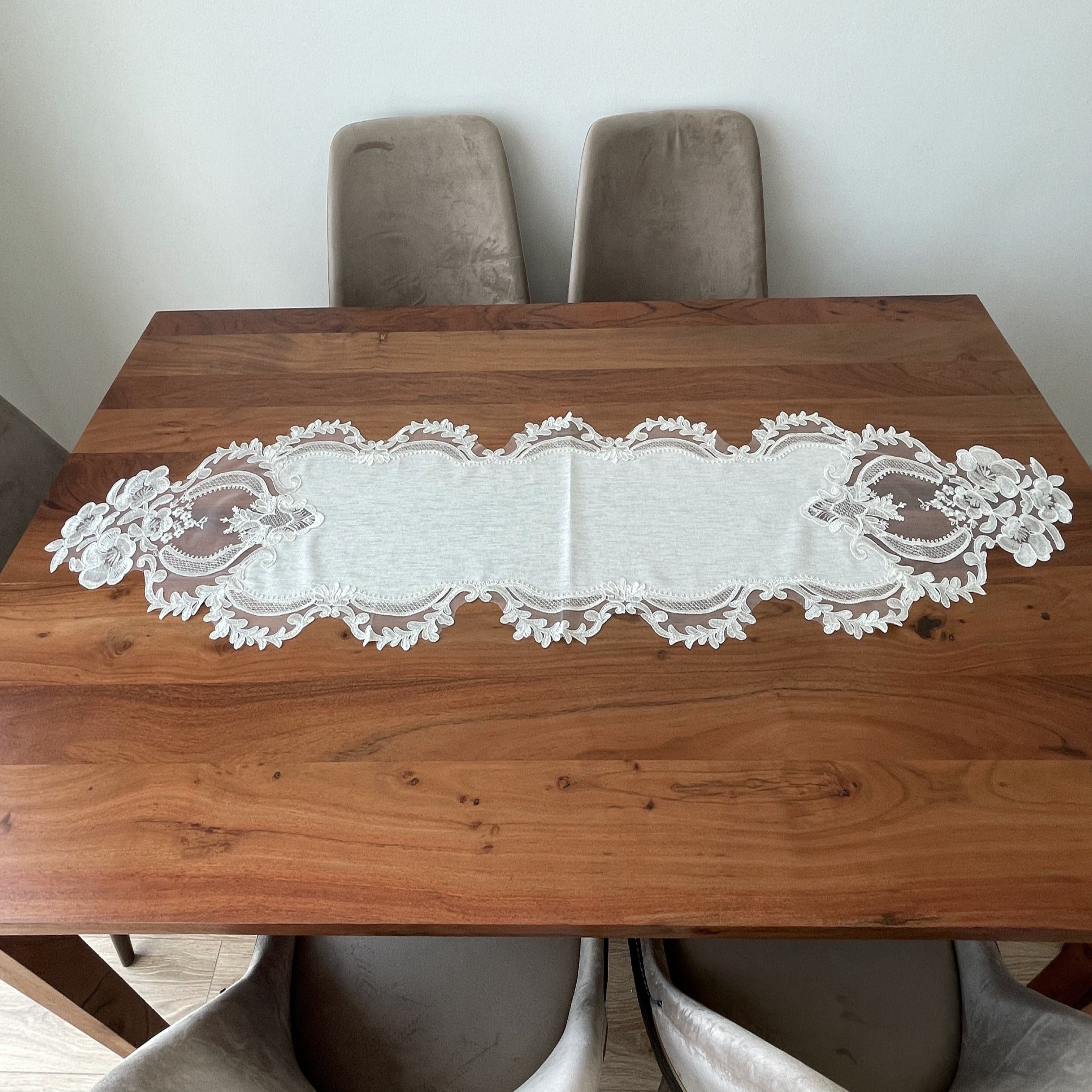 Zahira Lüx asztali futó, fehér vászon, ezüst csipkével 40x155 cm