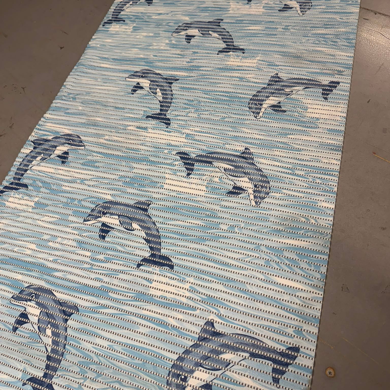 Fürdőszobai habosított pvc szőnyeg, ugró Delfin  mintával, 65 cm széles (Copy)