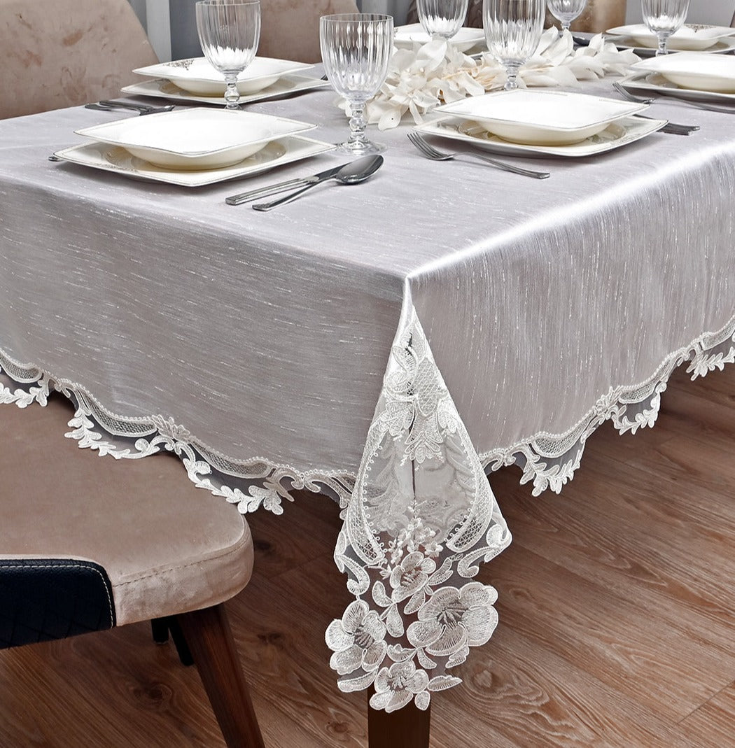Zahira Lüx asztalterítő, fehér selyem, ezüst csipkével 160x220