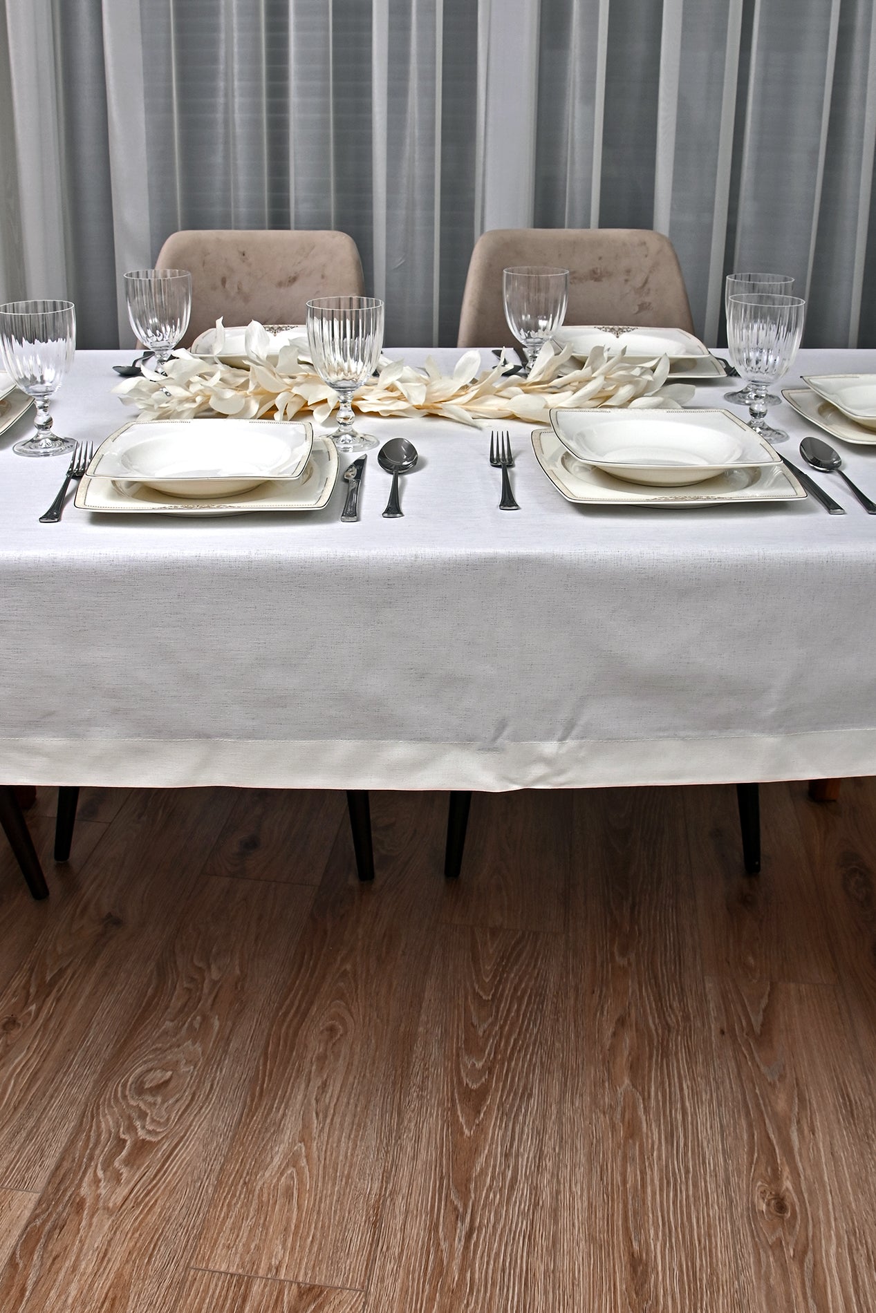 Cinar Eko asztalterítő, tört fehér vászon, arany csipkével 160x220