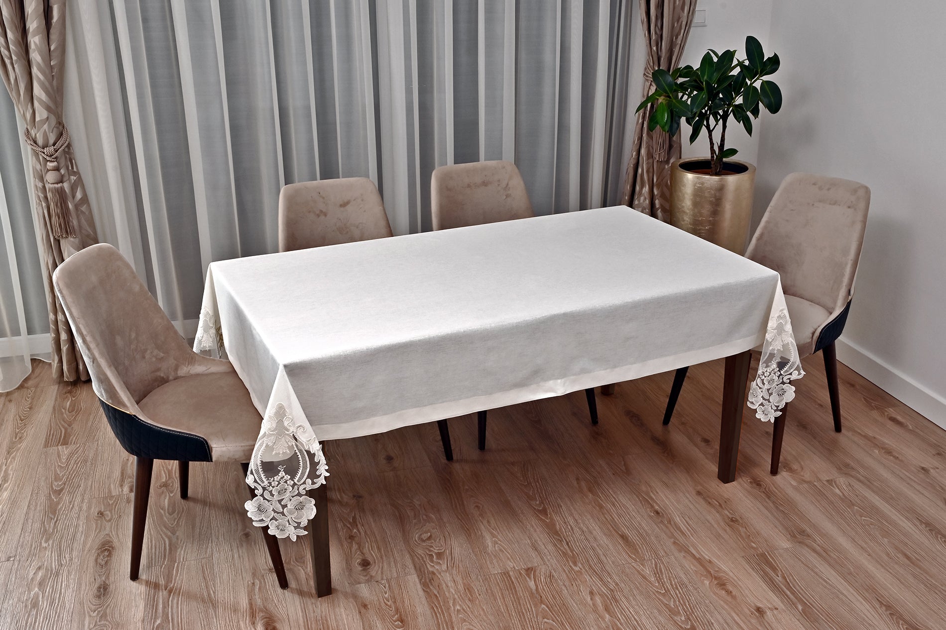 Zahira Eko törtfehér szemcsés asztalterítő, ezüst csipkével 160x220 cm