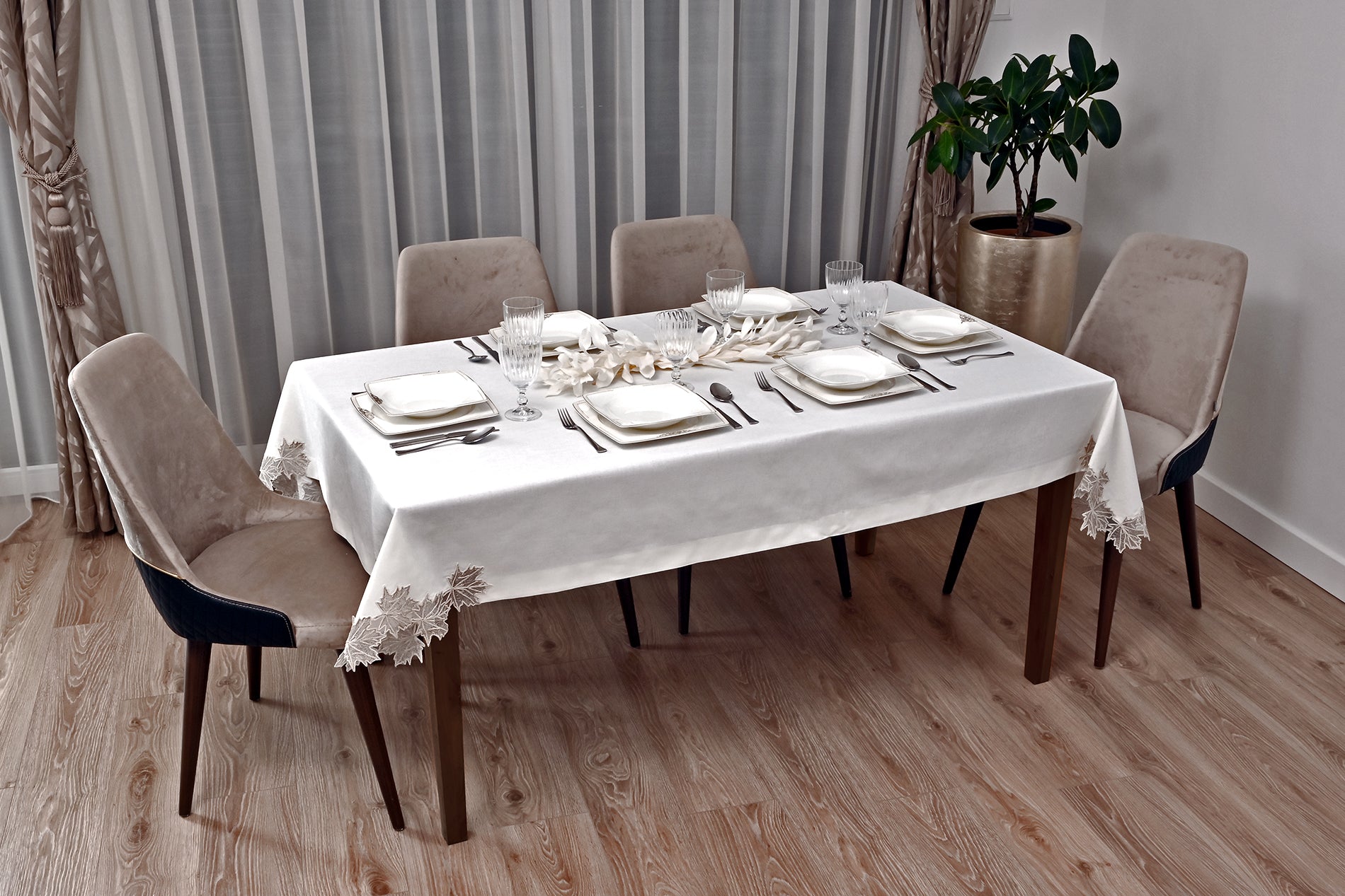 Cinar Eko asztalterítő, tört fehér vászon, arany csipkével 160x220