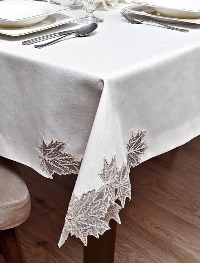 Cinar Eko asztalterítő, tört fehér vászon, arany csipkével 160x220