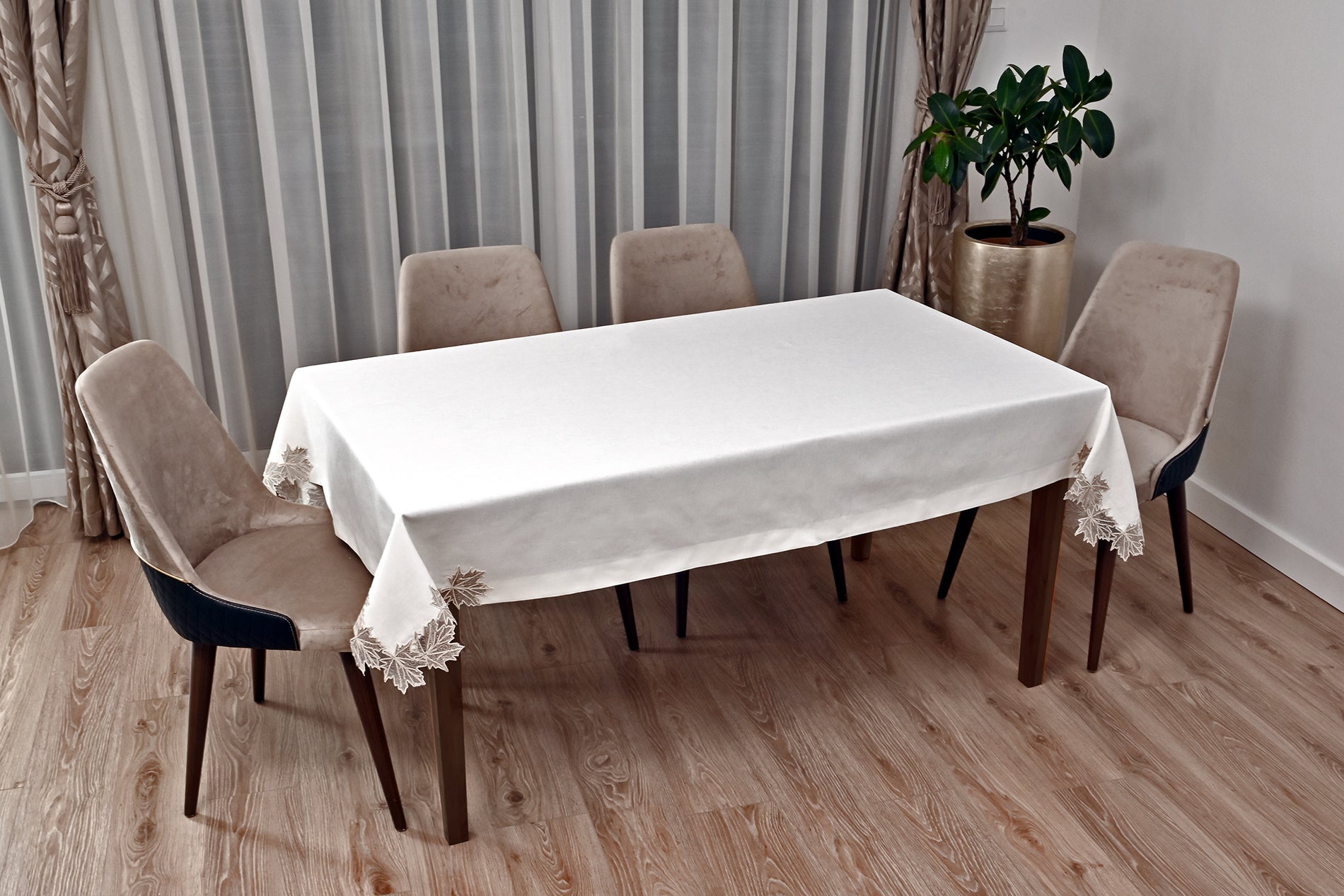 Cinar Eko asztalterítő, tört fehér vászon, arany csipkével 160x220