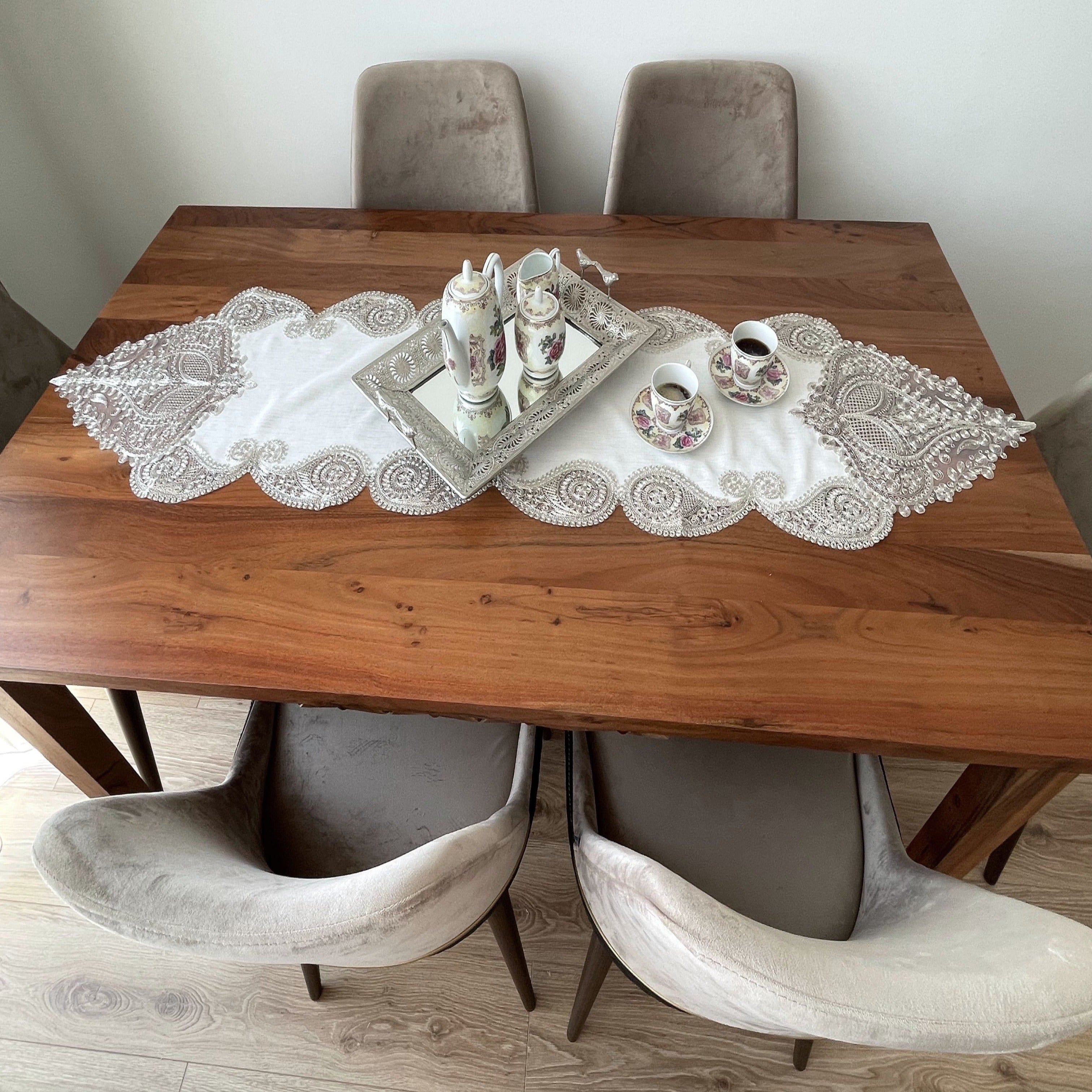 Salkim Lüx asztali futó tört fehér vászon, arany csipkével 40*155 cm