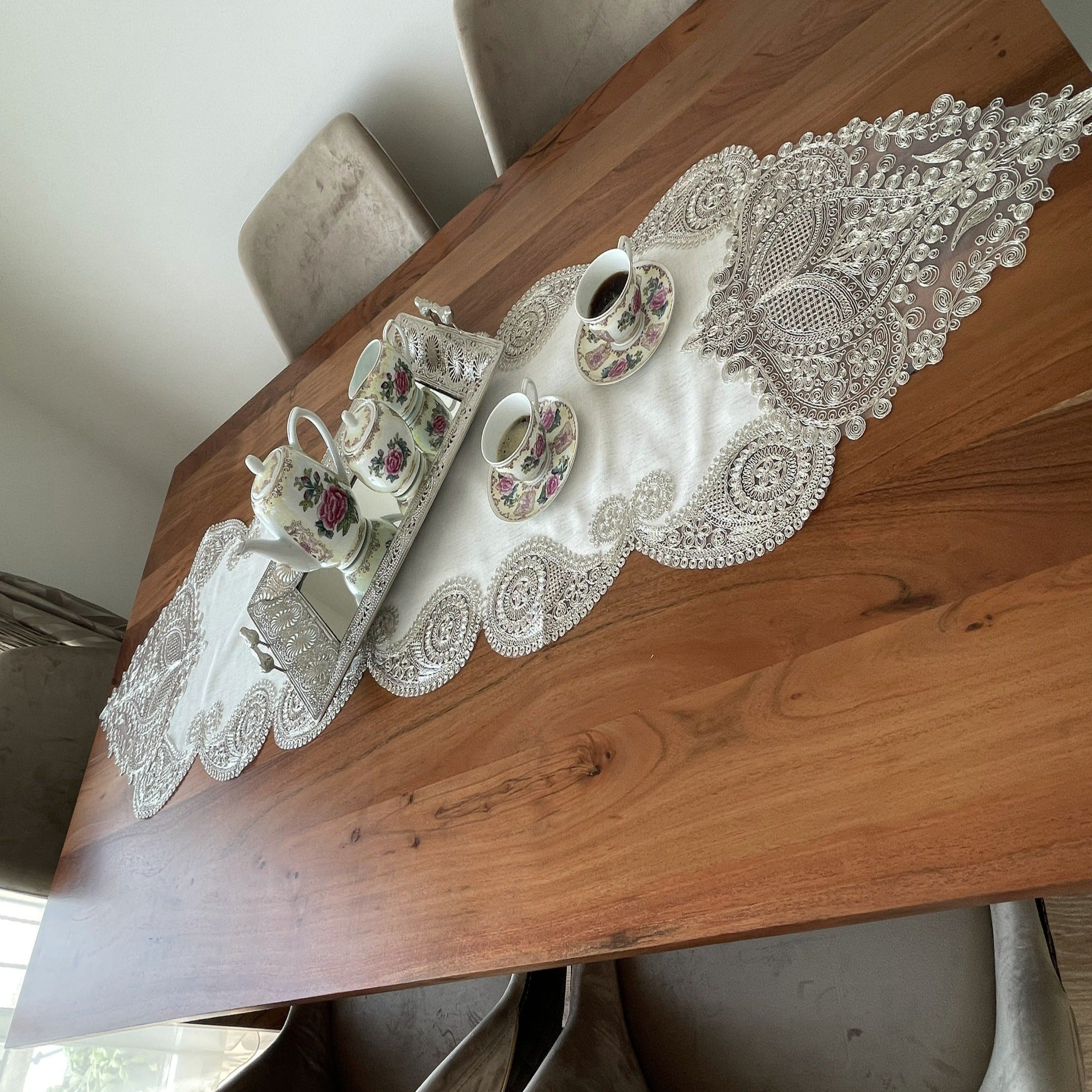 Salkim Lüx asztali futó tört fehér vászon, arany csipkével 40*155 cm