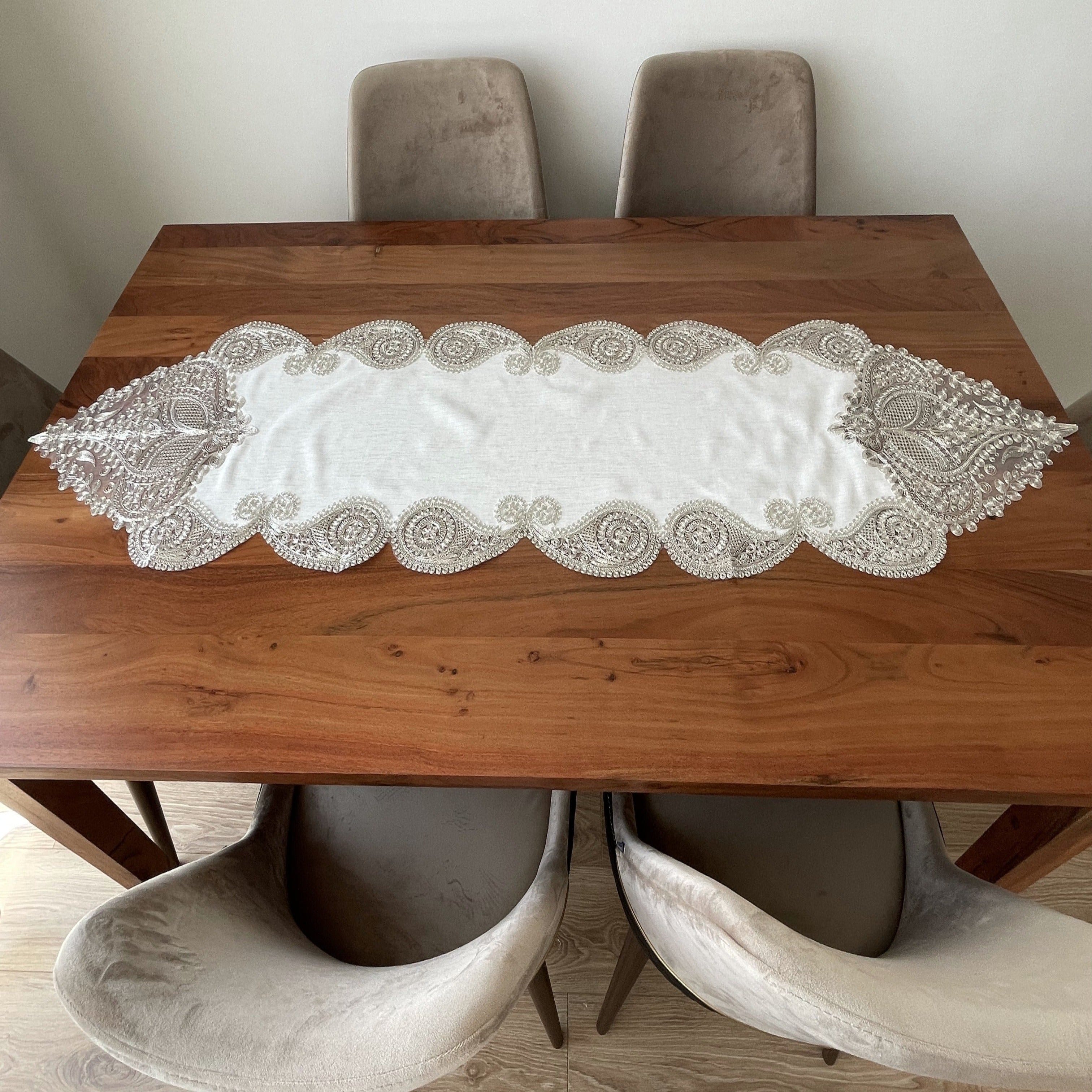 Salkim Lüx asztali futó tört fehér vászon, arany csipkével 40*155 cm