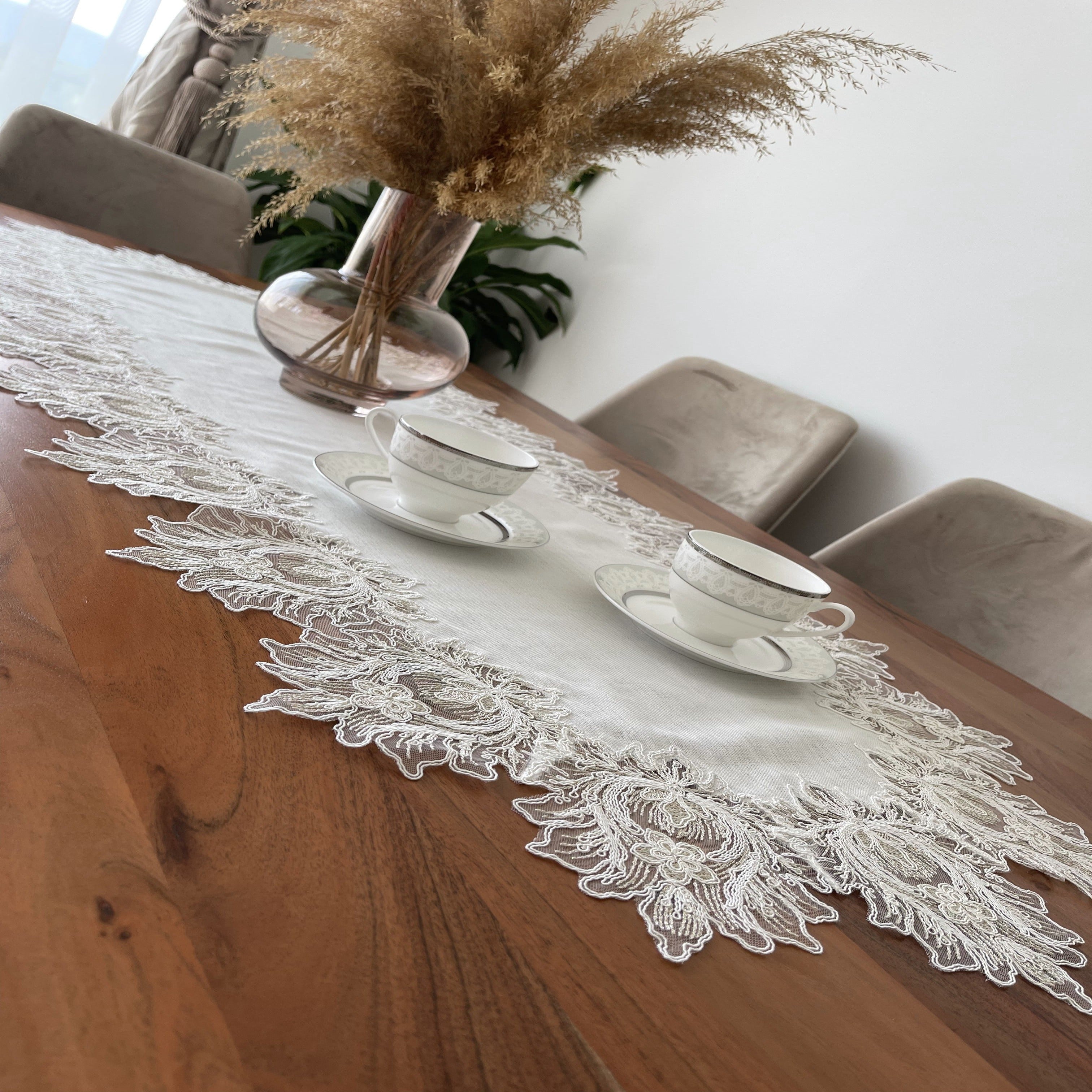 Taj Mahal Lüx asztali futó tört fehér vászon, arany csipkével 40 x 155 cm