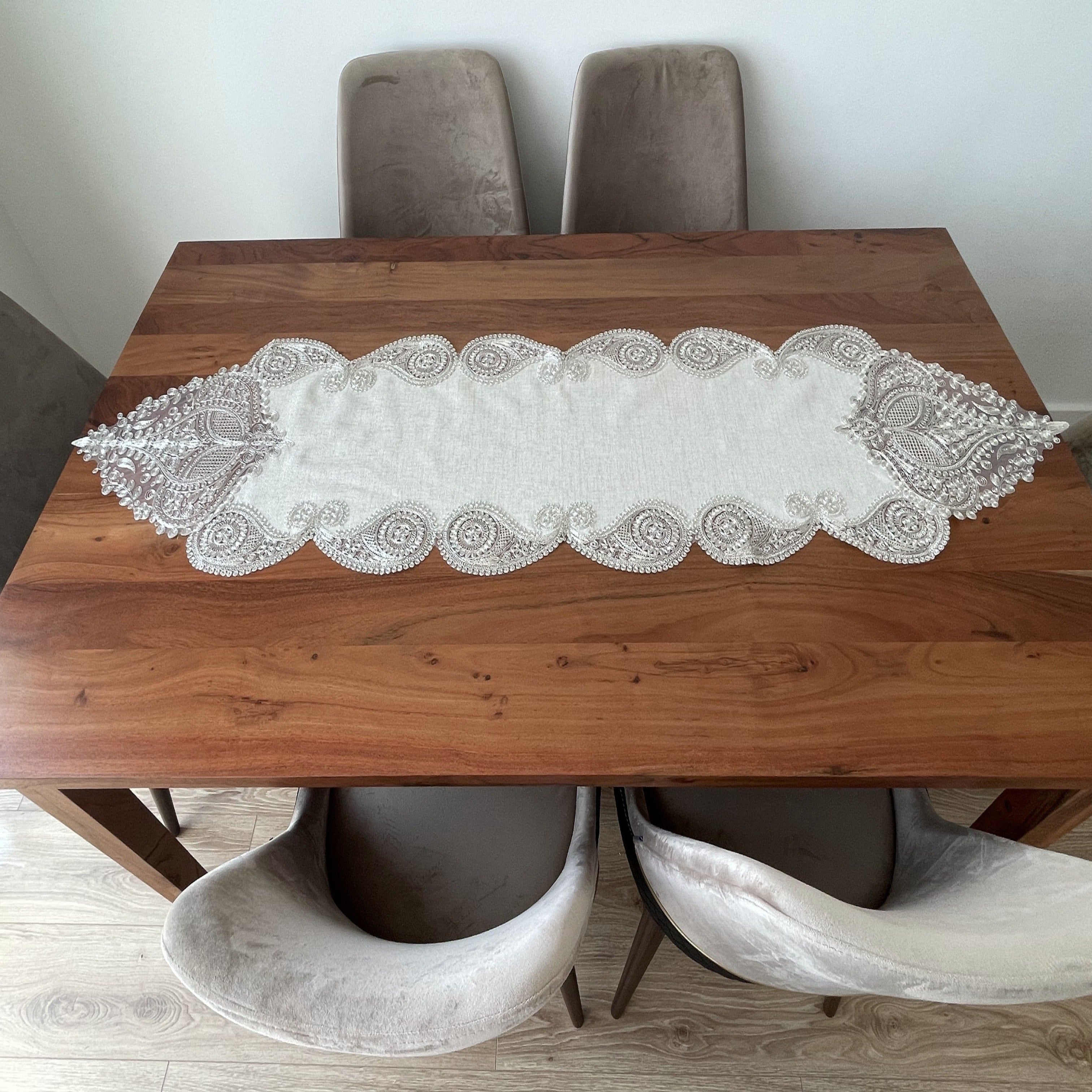 Salkim Lüx asztali futó bézs, arany szemcsés vászon, arany csipkével 40x155 cm