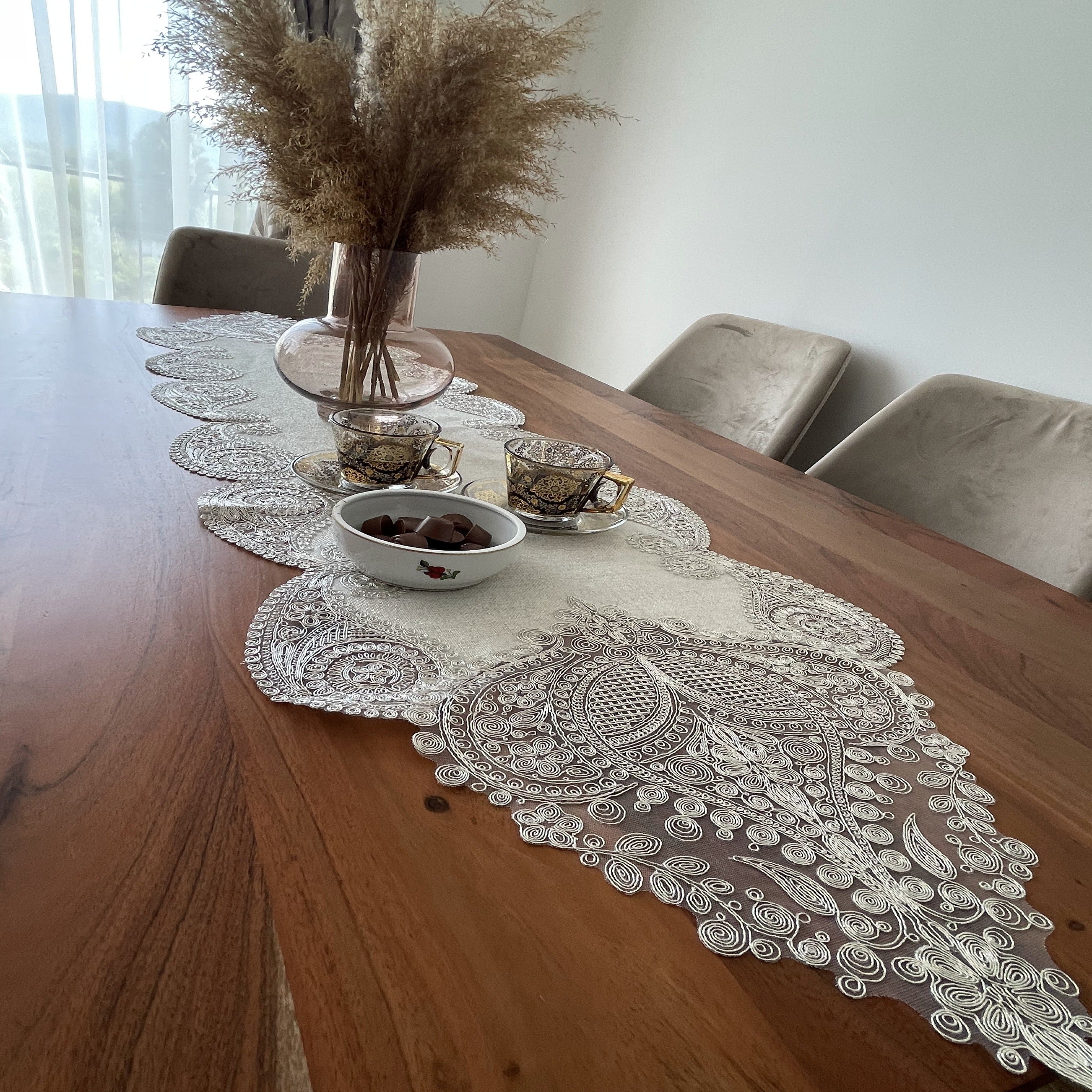 Salkim Lüx asztali futó bézs, arany szemcsés vászon, arany csipkével 40x155 cm