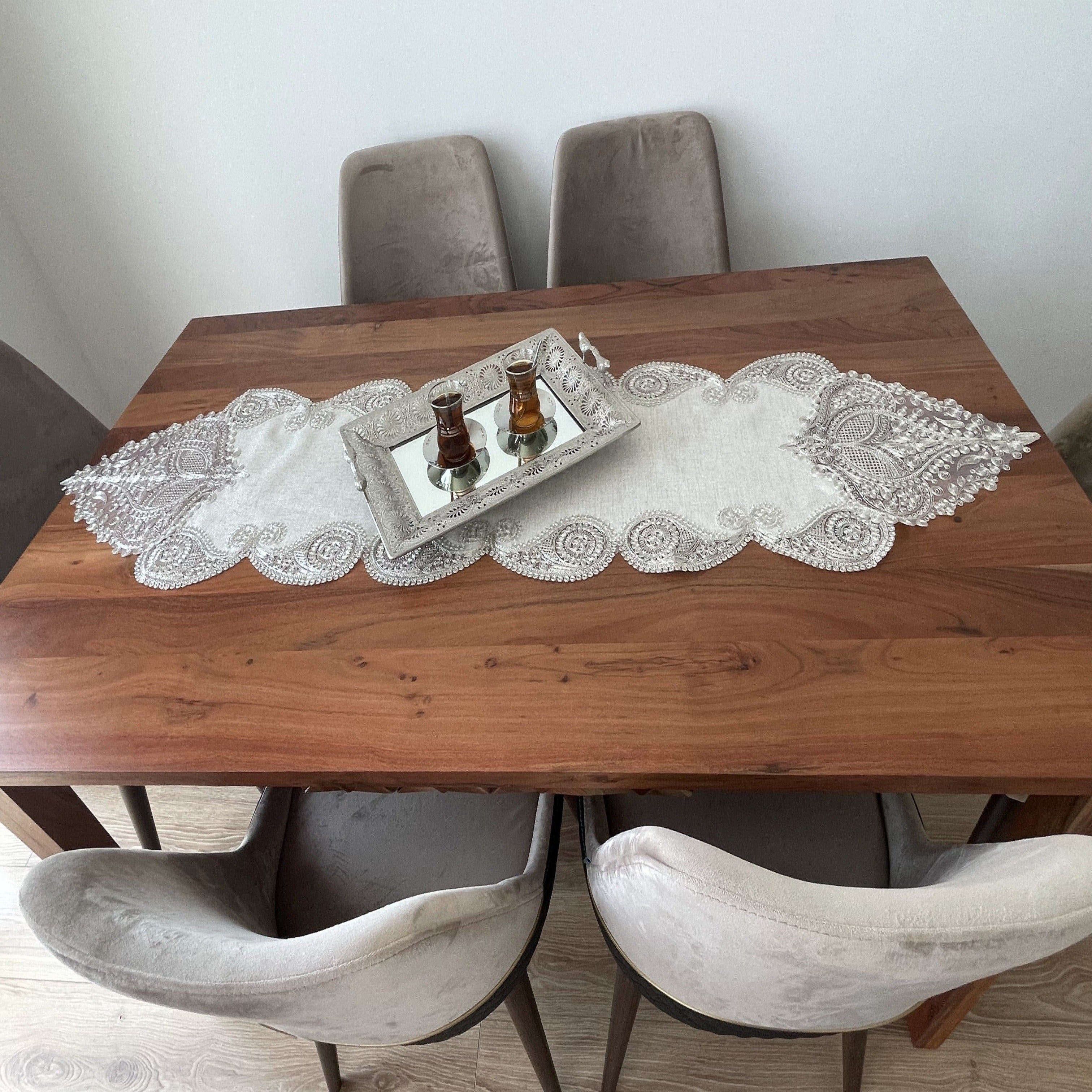 Salkim Lüx asztali futó bézs, arany szemcsés vászon, arany csipkével 40x155 cm