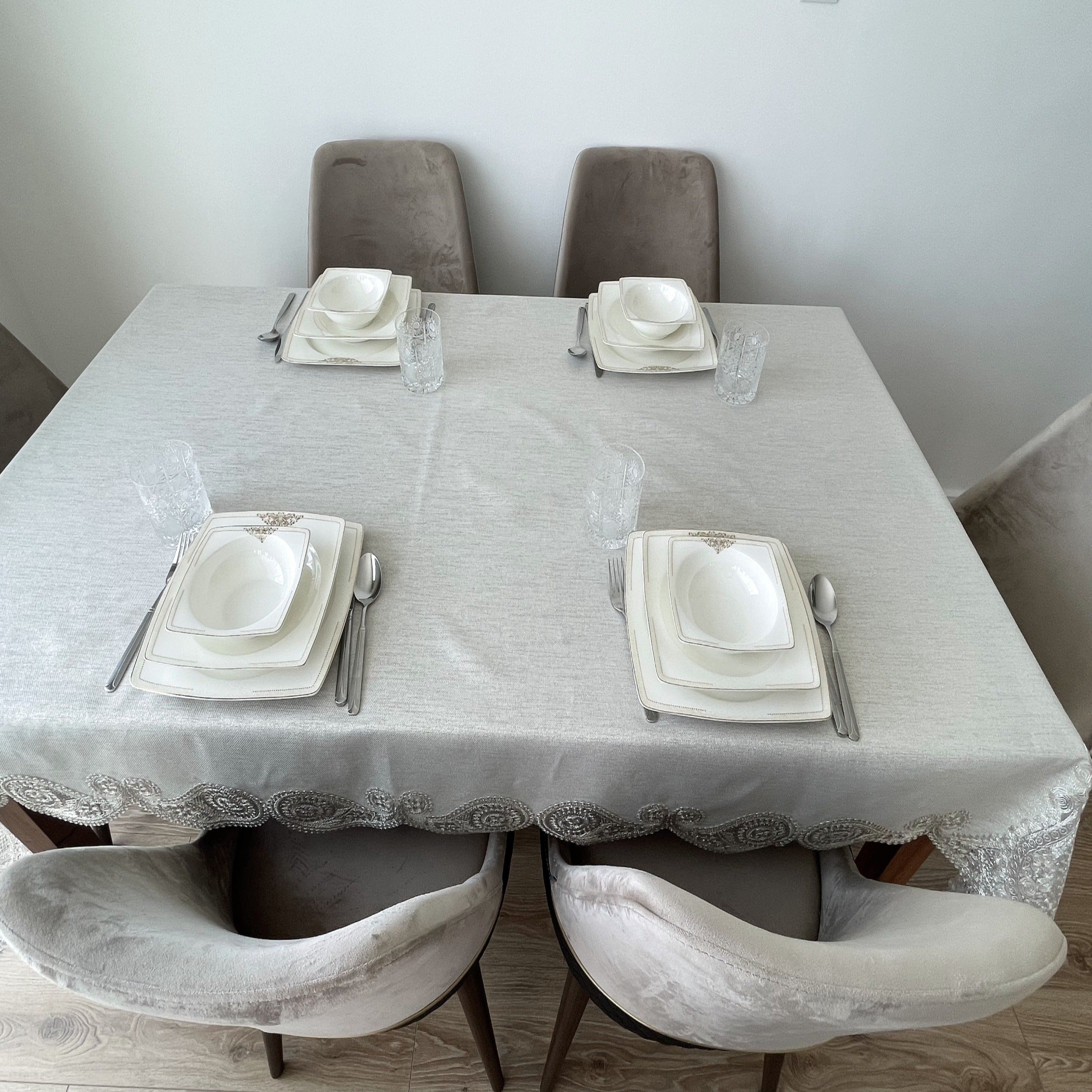 Salkim Lüx asztalterítő tört fehér vászon, arany csipkével, 160x220 cm