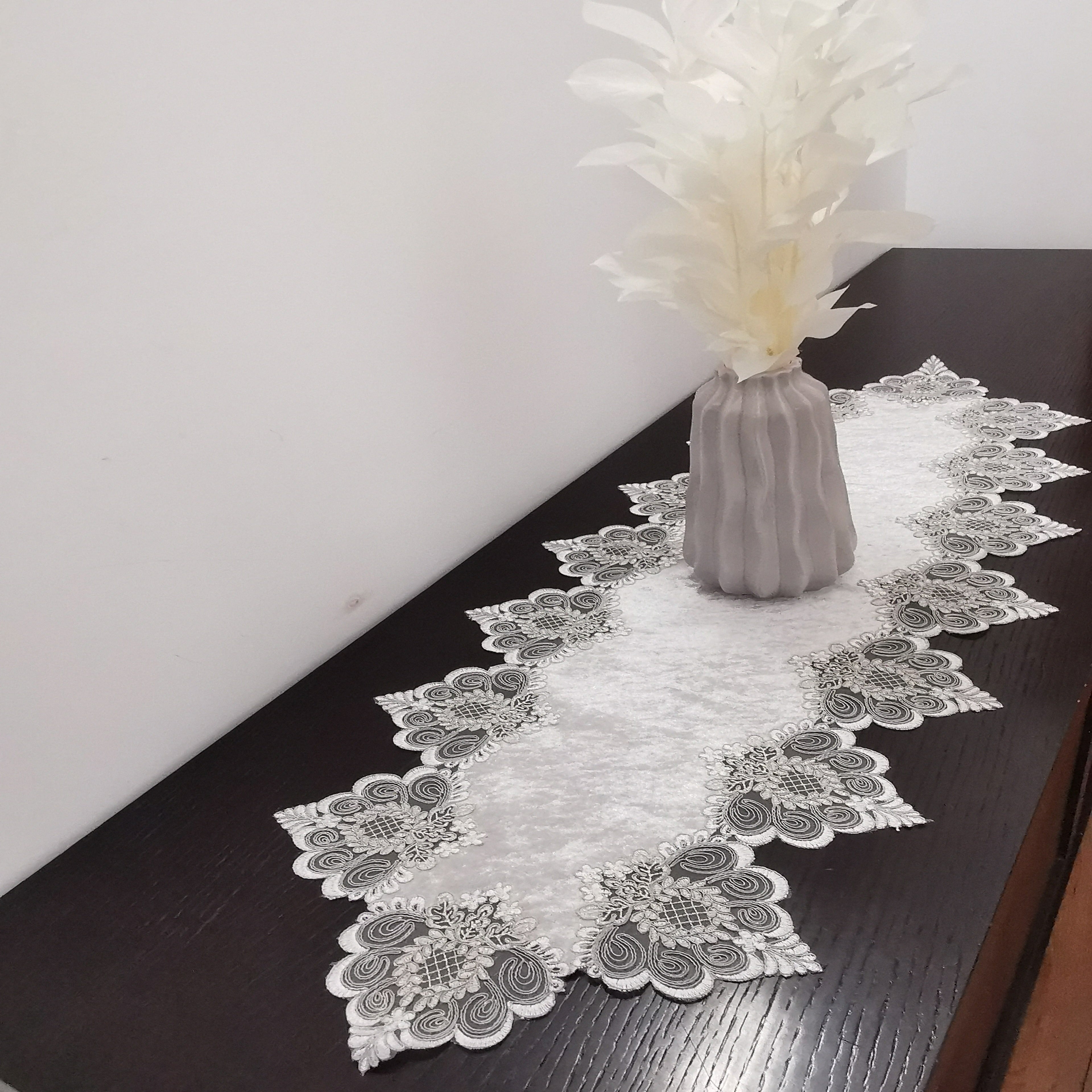 Valentino bársony asztali futó fehér színű, ezüst csipkével 40x100 cm