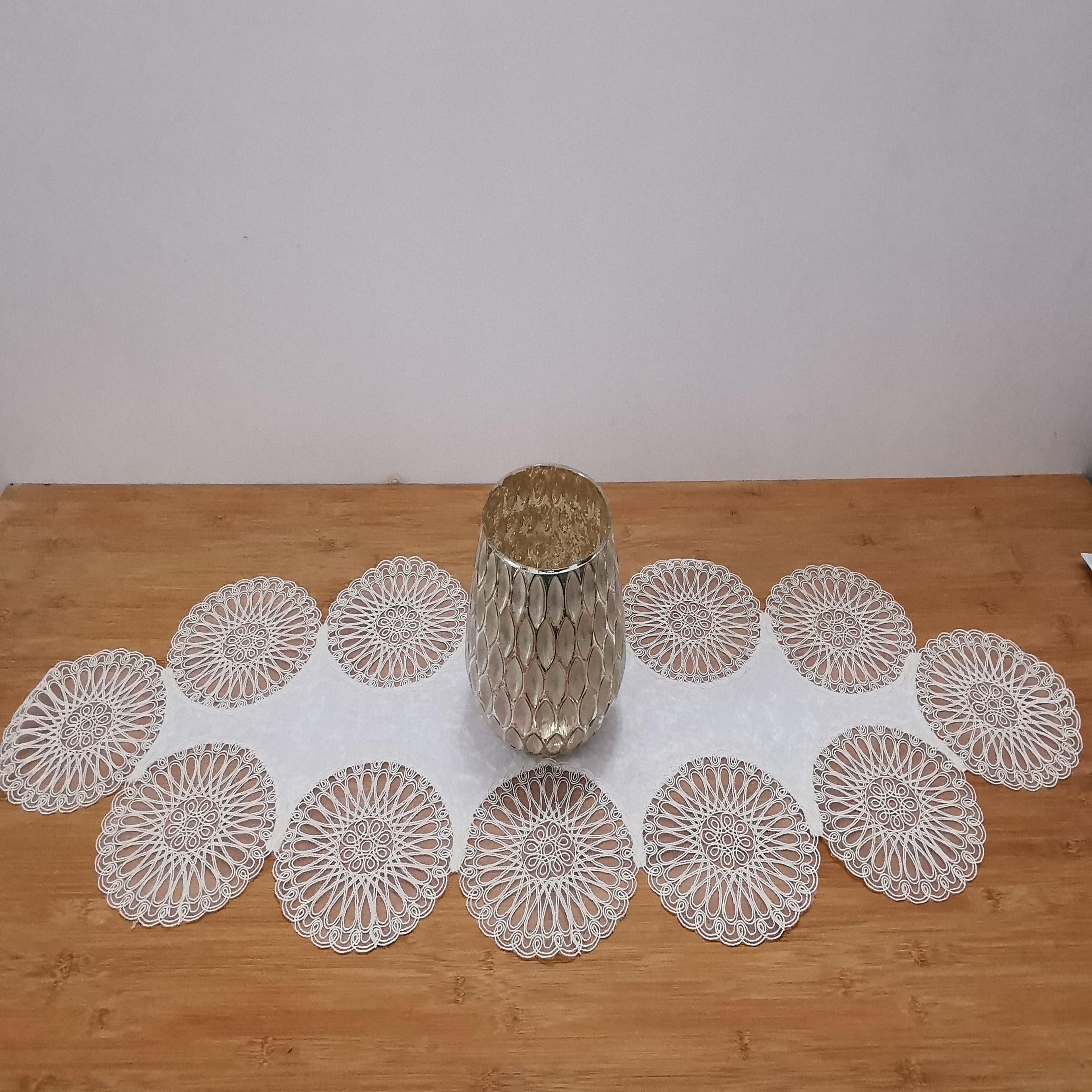 El Vino bársony asztali futó fehér színű, fehér csipkével 40x105 cm