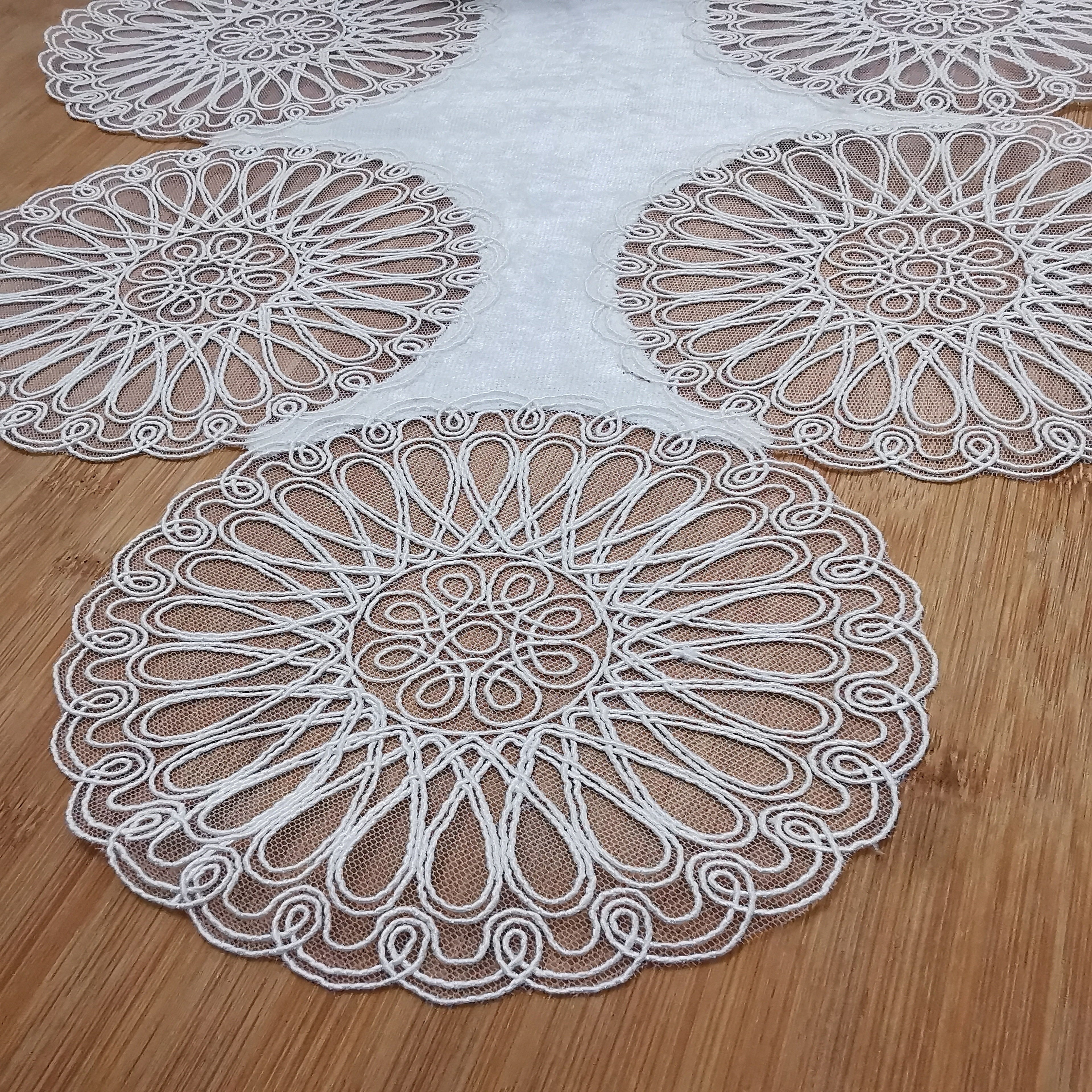 El Vino bársony asztali futó fehér színű, fehér csipkével 40x125 cm