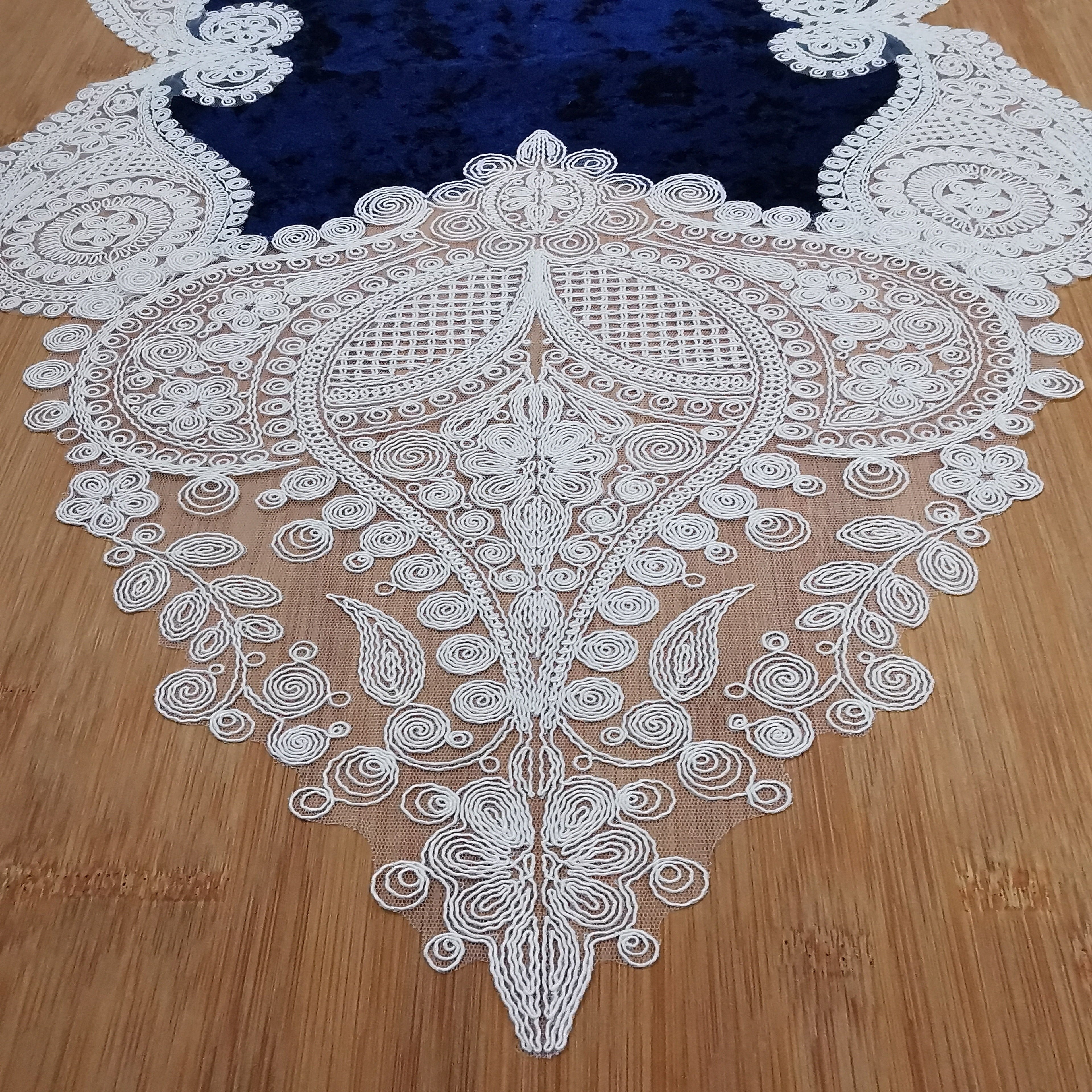 Salkim bársony asztali futó kék színű, fehér csipkével 60x155 cm