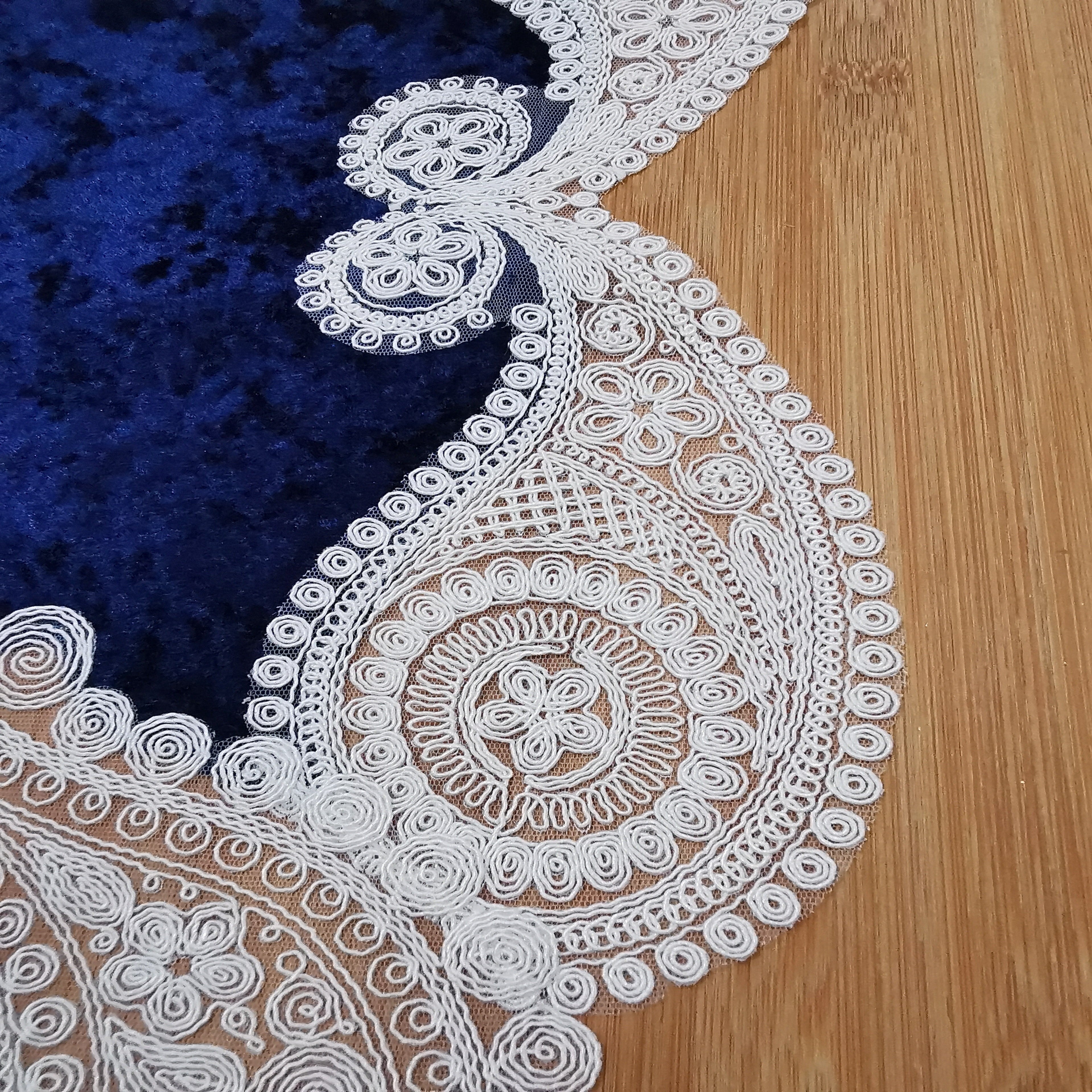 Salkim bársony asztali futó kék színű, fehér csipkével 60x155 cm