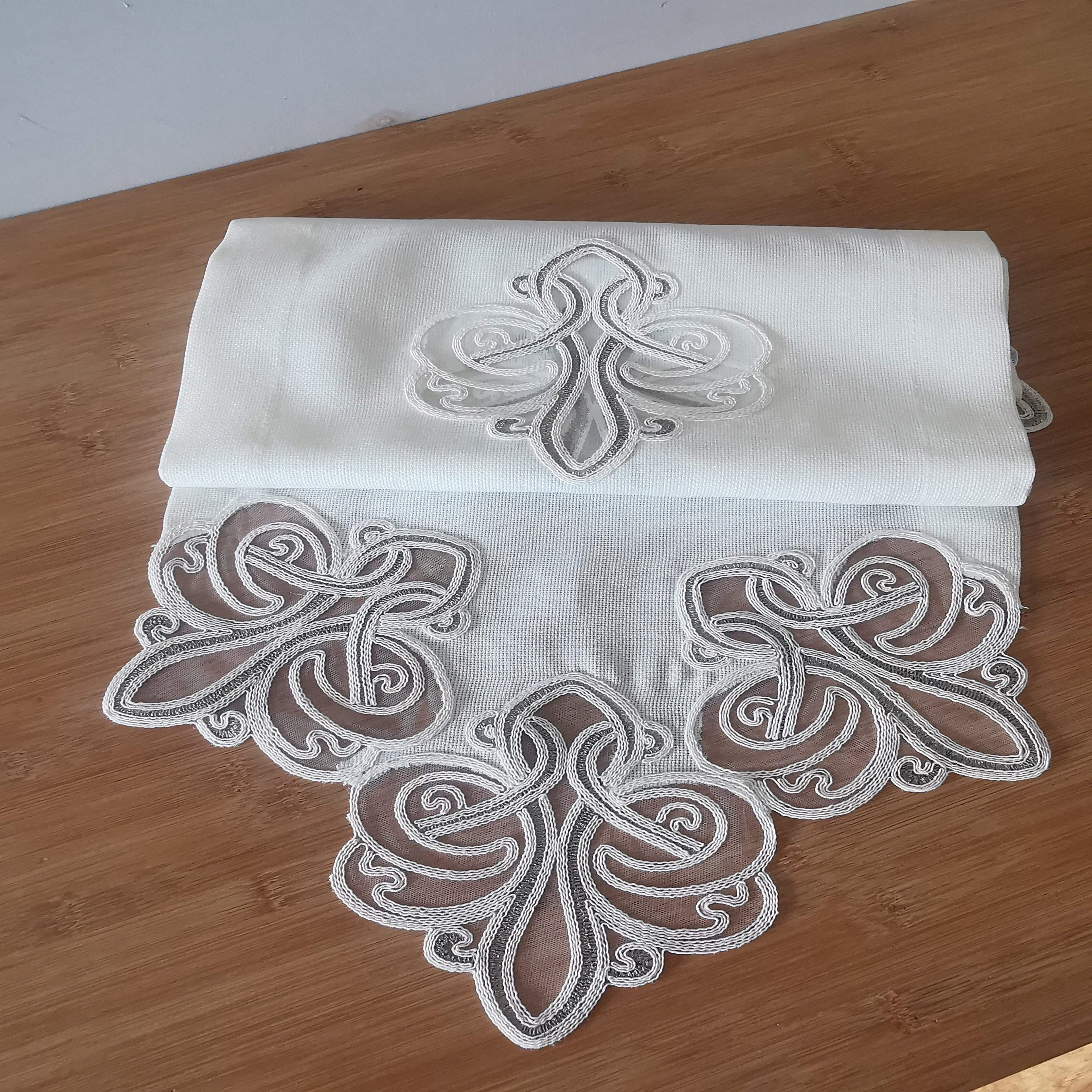 Viento Eko asztali futó törtfehér szemcsés vászon, arany csipkével 40 x 155 cm