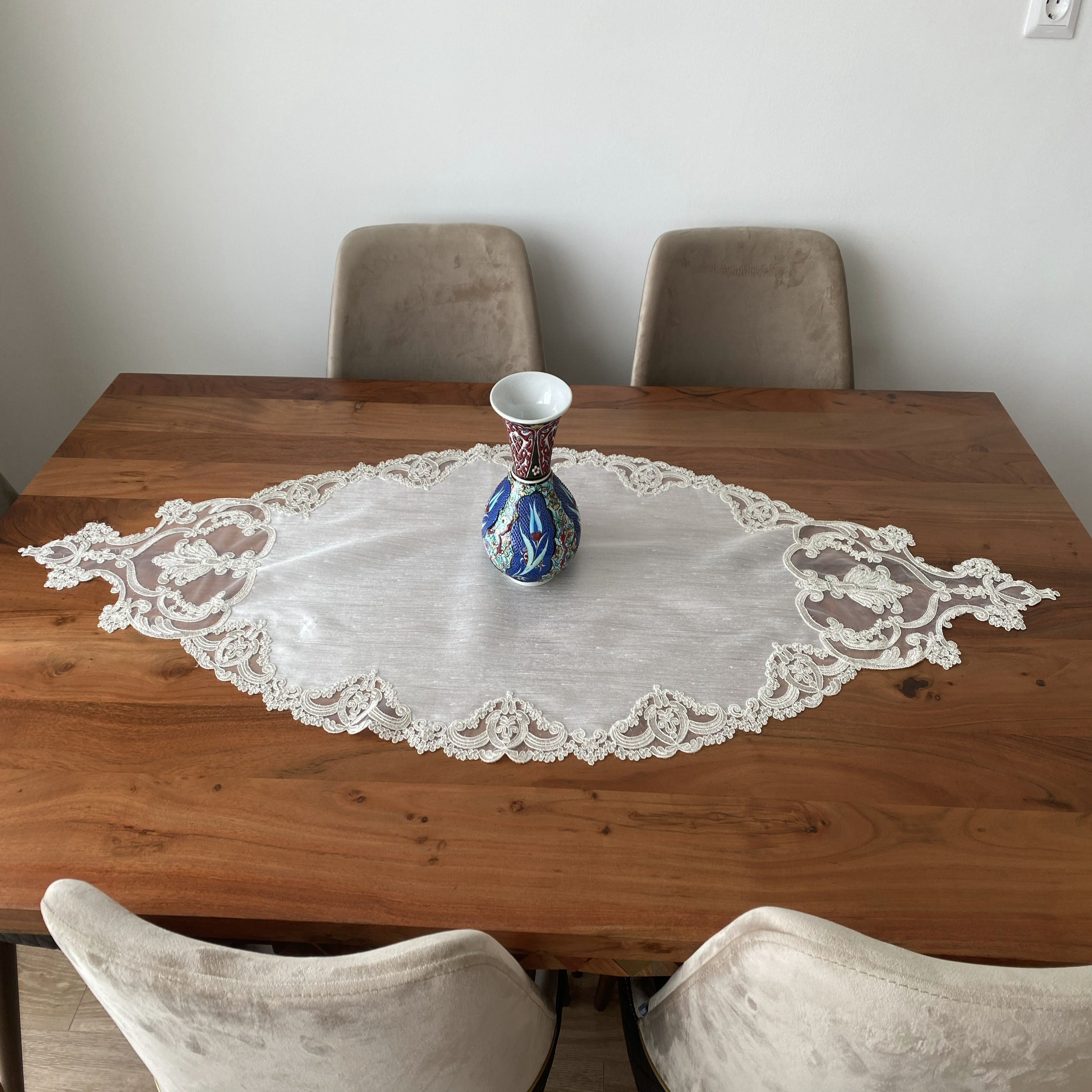 Körfez Lüx, asztali futó bézs színű selyem, arany csipkével 55x160 cm