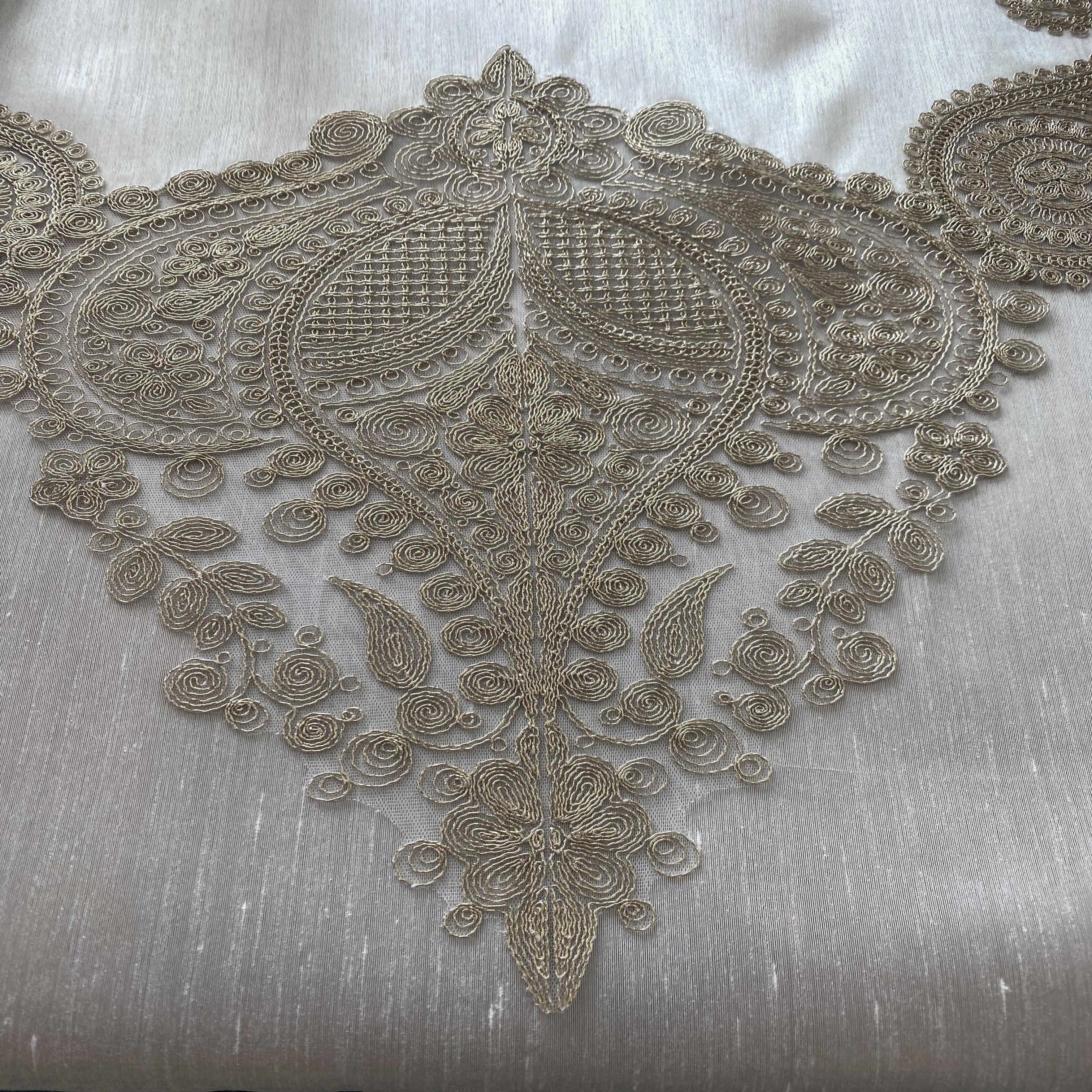 Salkim Lüx asztali futó tört fehér selyem, arany csipkével 55 x 160 cm