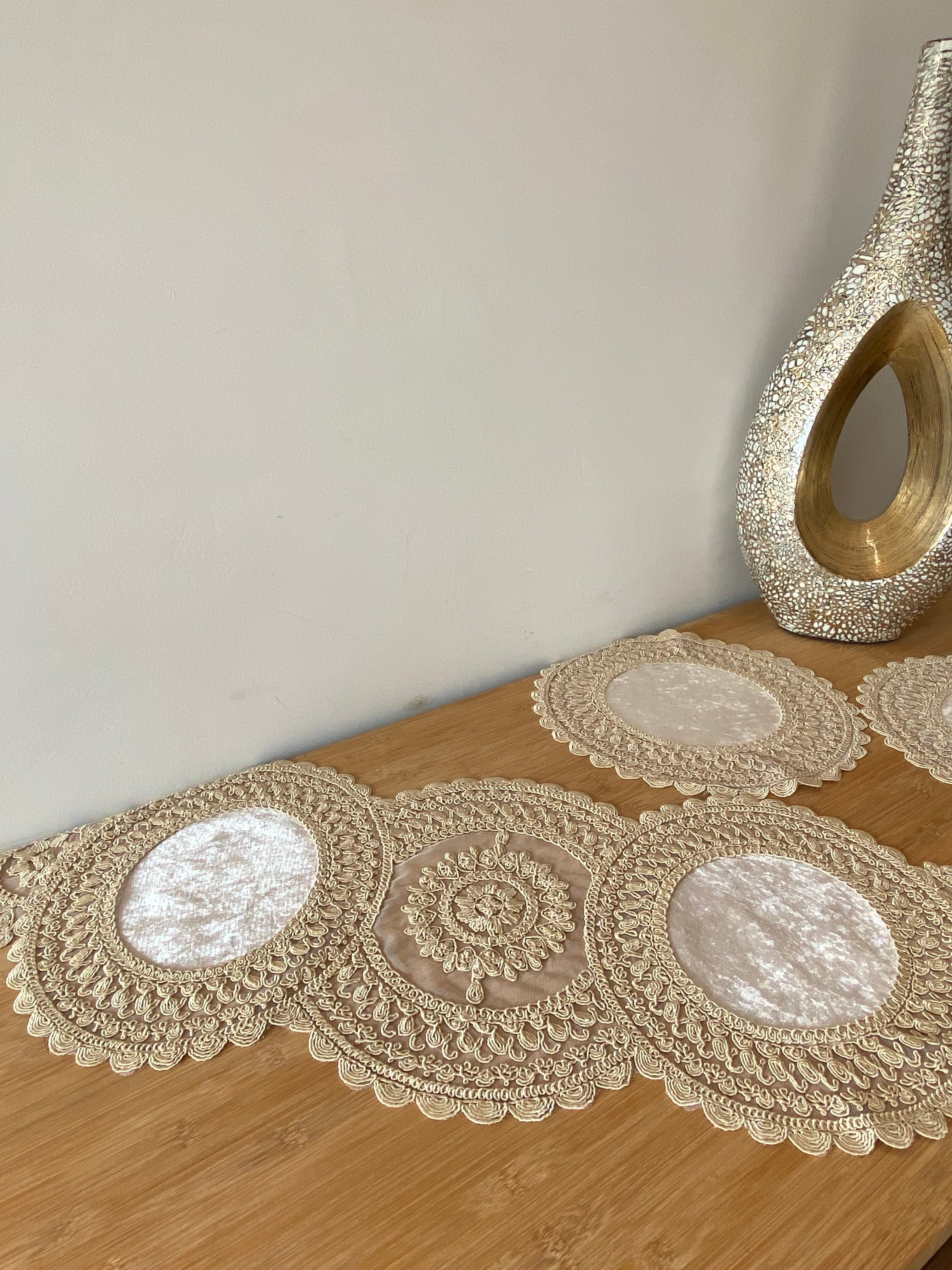 Lara bársony asztali futó szett, 3 darabos, bézs színű, arany csipkével 40x95 cm