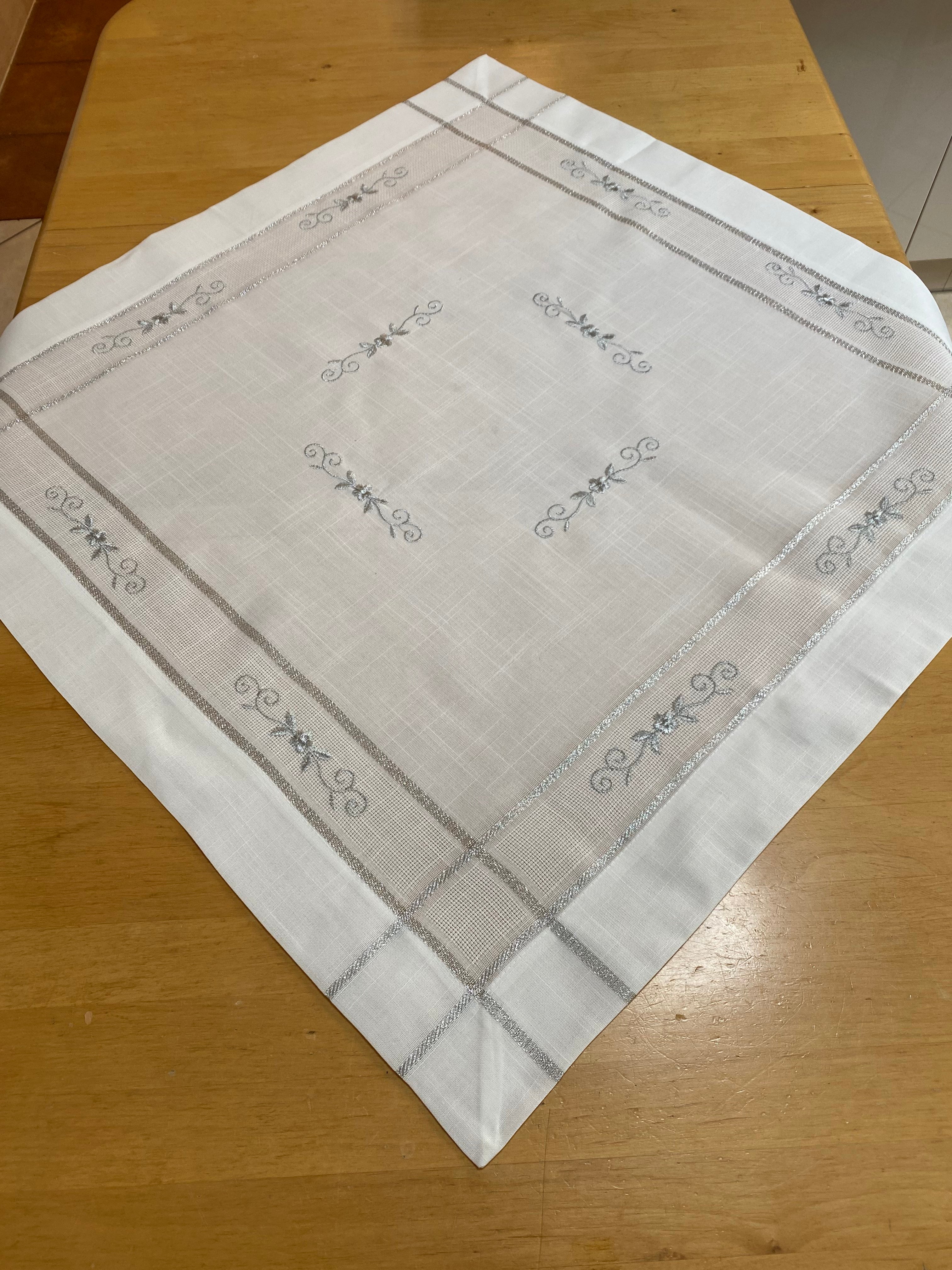 Parla asztalterítő, fehér, ezüst apró virághímzéssel  85 x 85 cm