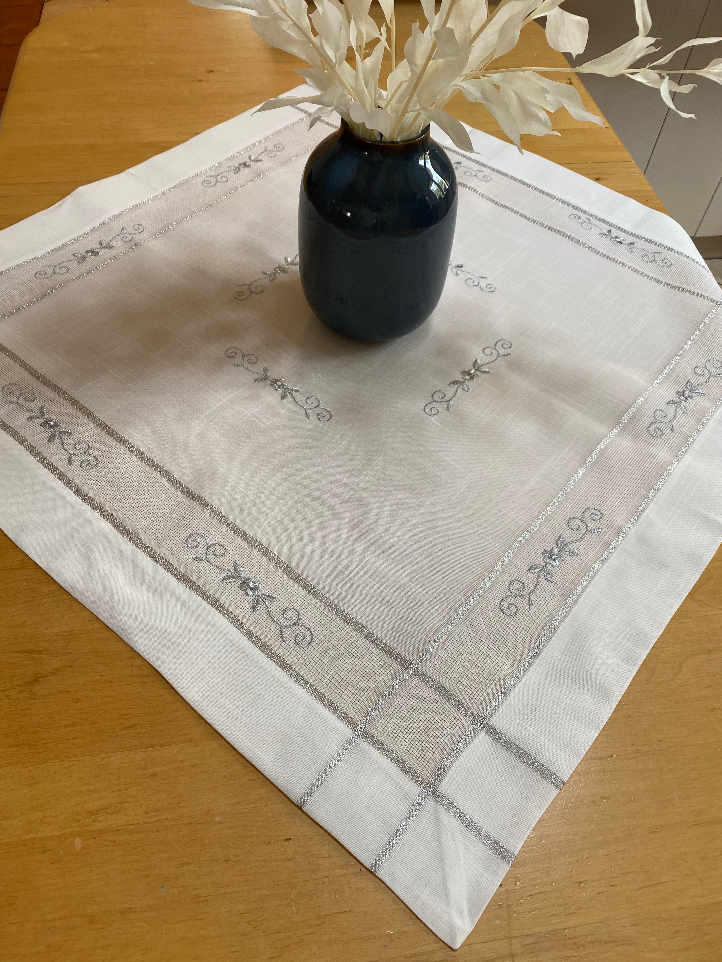 Parla asztalterítő, fehér, ezüst apró virághímzéssel  85 x 85 cm